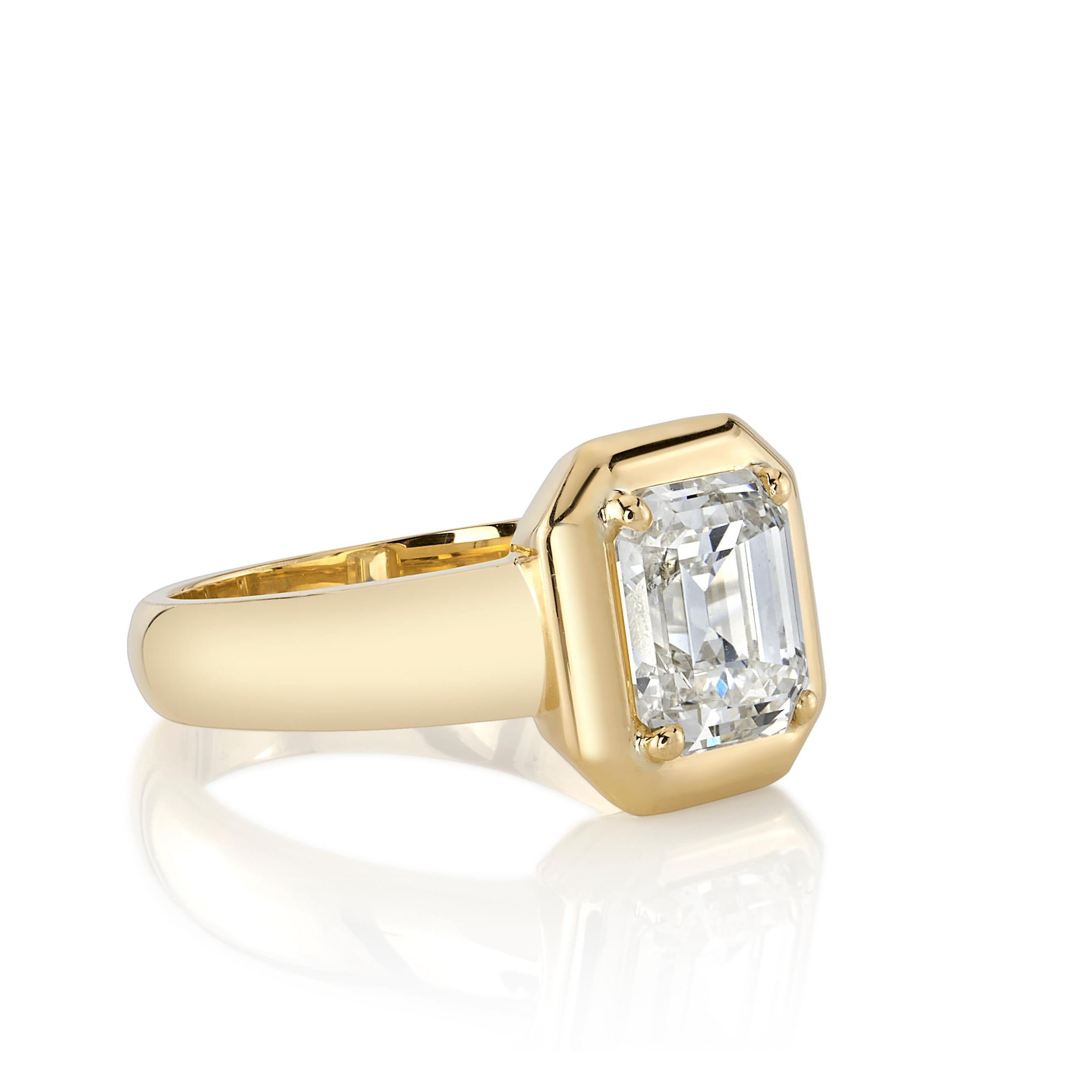2,35ct L/VS1 GIA-zertifizierter Diamant im Smaragdschliff in einer handgefertigten Fassung aus 18 Karat Gelbgold.
