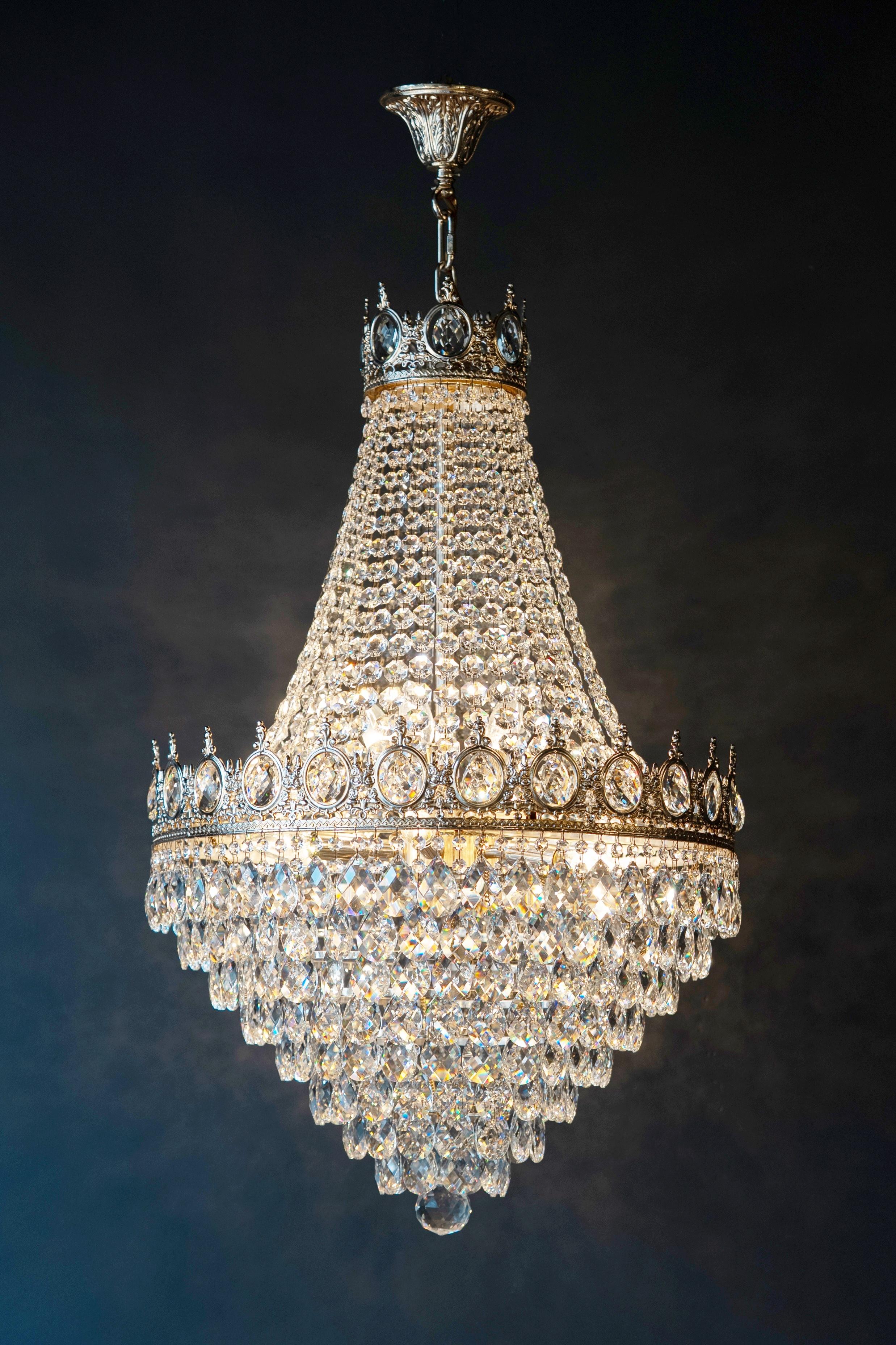 Lampadario in cristallo realizzato a mano in ottone massiccio con finitura cromo-argento - Plafoniera a dodici luci con cristalli legati a mano - diametro 62 cm altezza 95 cm altezza totale 120 cm - produzione propria

Aggiungi un tocco di raffinata