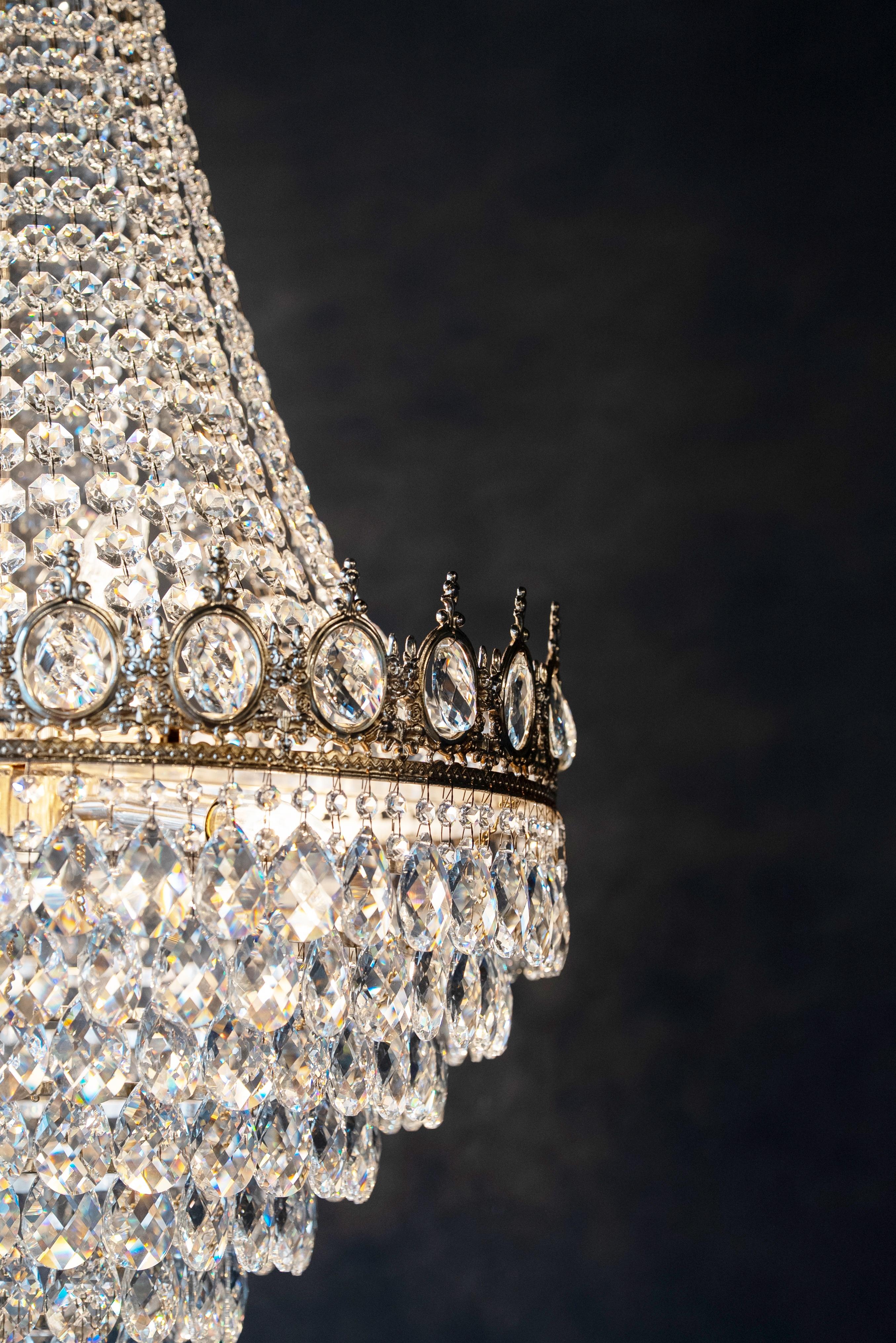 Art Nouveau Lampadario di cristallo realizzato a mano in ottone massiccio con finitura cromo-argento in vendita