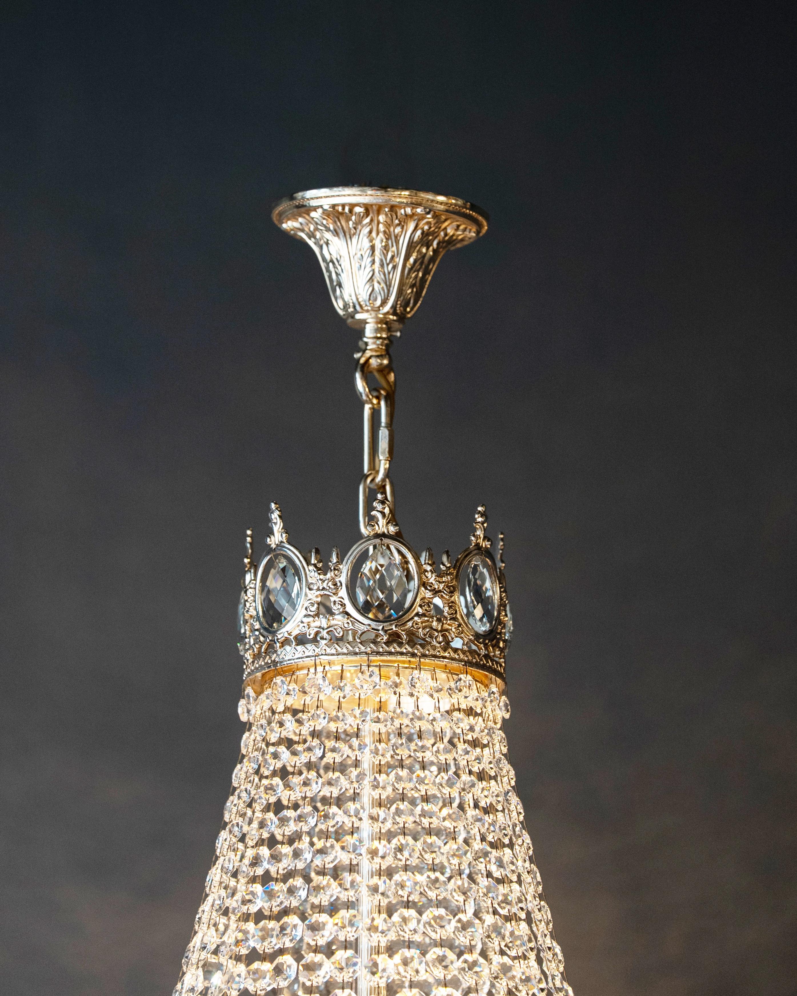 Annodato a mano Lampadario di cristallo realizzato a mano in ottone massiccio con finitura cromo-argento in vendita