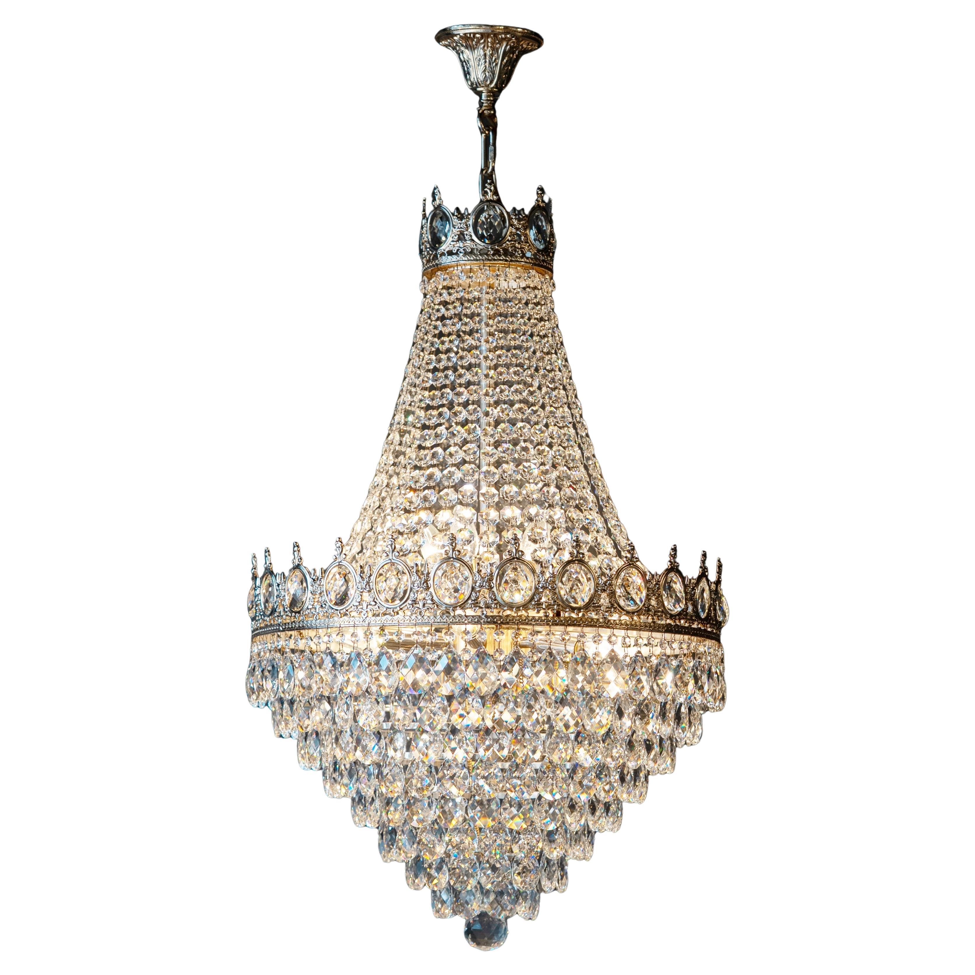 Lampadario di cristallo realizzato a mano in ottone massiccio con finitura cromo-argento in vendita