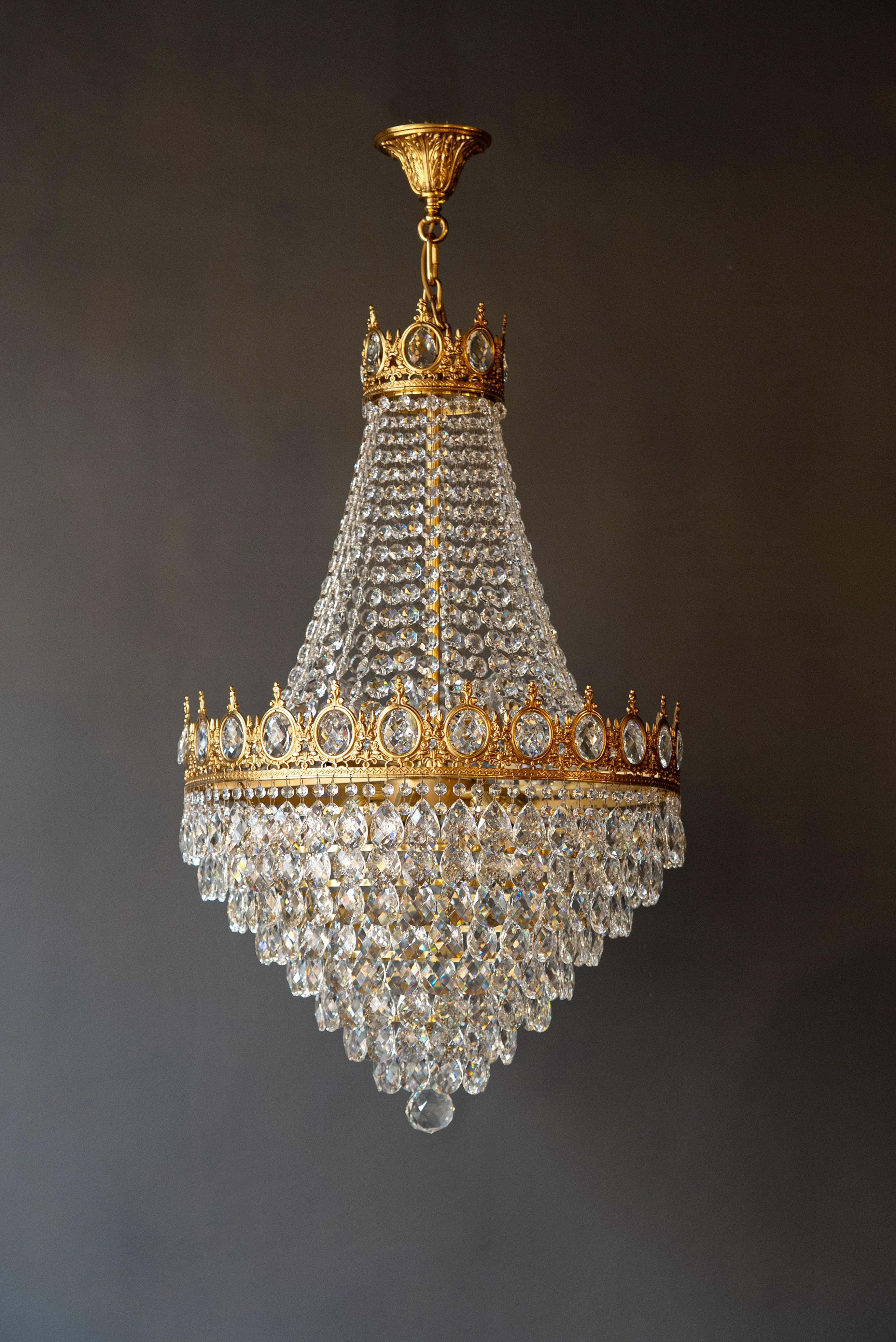 Hand-Knotted Handcrafted Crystal Chandelier made of Solid Brass with Gold Finish For Sale