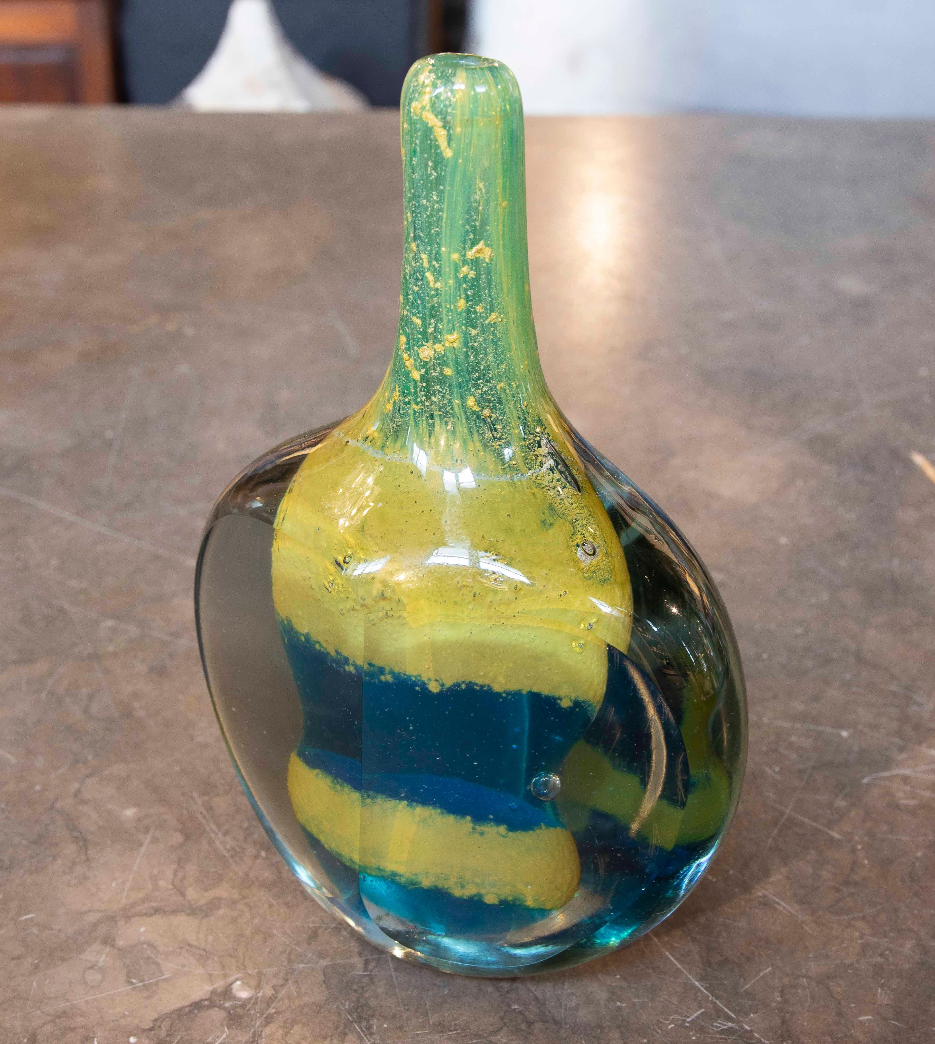 Un pezzo unico in vetro soffiato disegnato da Michael Harris, pioniere dell'arte vetraria moderna e fondatore della Mdina Glass a Malta nel 1968. Quest'opera riflette la visione artistica di Harris, che si ispira ai vibranti paesaggi mediterranei