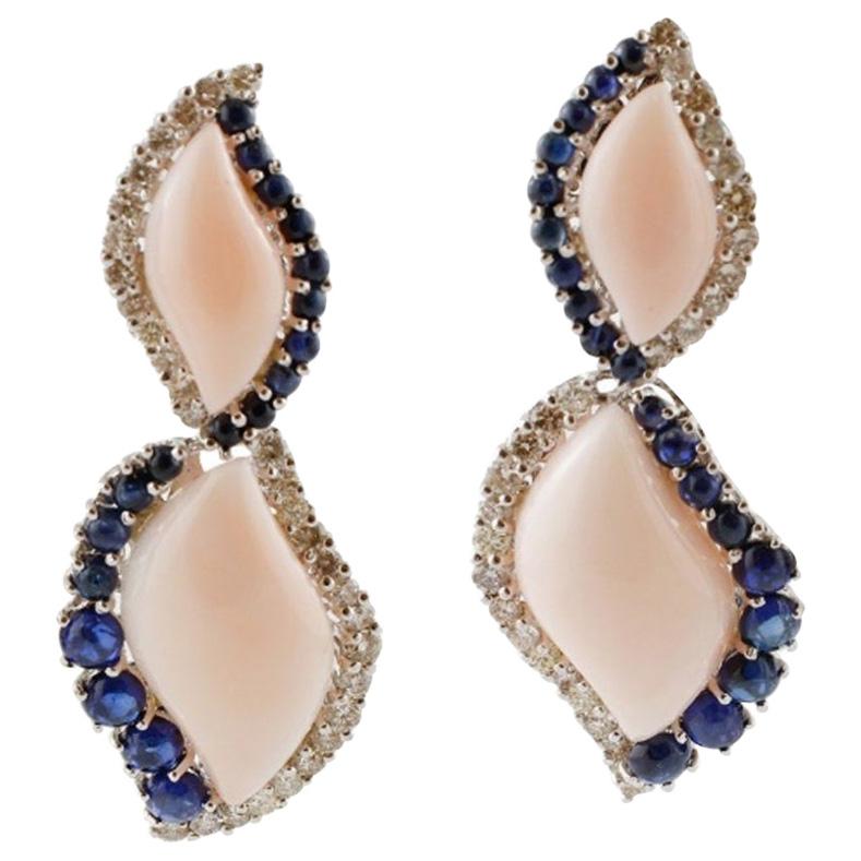 Pendants d'oreilles artisanaux en or blanc 14 carats avec corail, saphirs bleus et diamants