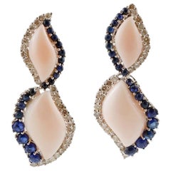 Pendants d'oreilles artisanaux en or blanc 14 carats avec corail, saphirs bleus et diamants