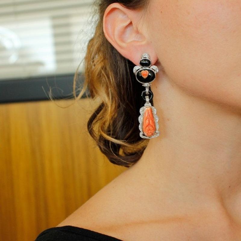 Handcrafted Dangle Earrings Diamonds, Coral, Onyx, 14 Karat White Gold In Good Condition For Sale In Marcianise, Marcianise (CE)