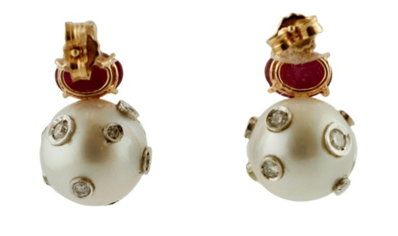 Handgefertigte Ohrhänge Perlen, Rubine, Diamanten, 14 Karat Gelbgold (Gemischter Schliff) im Angebot