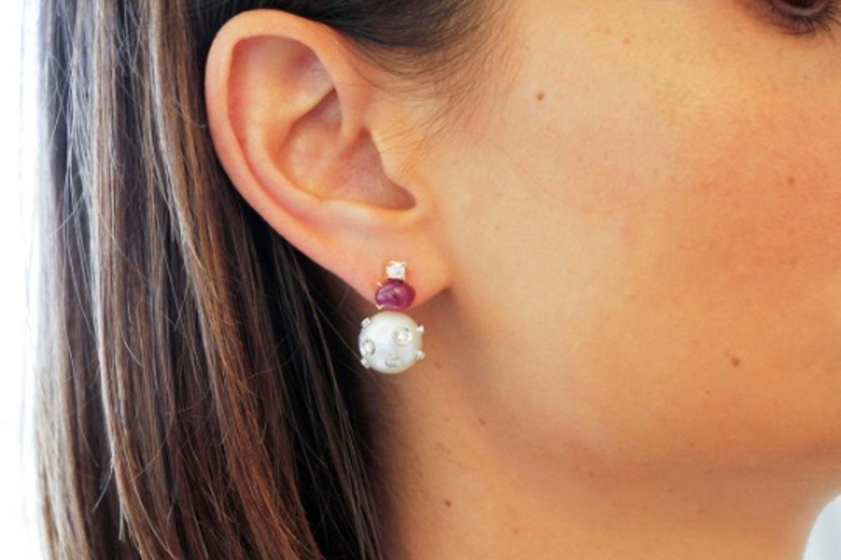 Handgefertigte Ohrhänge Perlen, Rubine, Diamanten, 14 Karat Gelbgold im Angebot 1