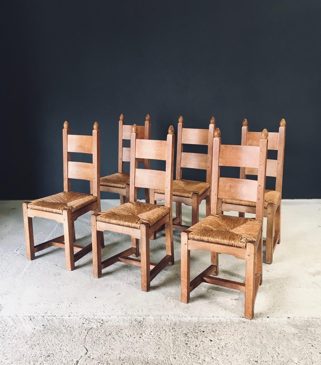 Vintage Handcrafted Brutalist in Style Design Heavy Oak & Rush Dining Chair Satz von 6. Made in Belgien, 1960's Zeitraum. Schweres Gestell aus massiver Eiche mit geflochtenen Binsensitzen. Sie haben ein minimalistisches Design mit einer breiteren