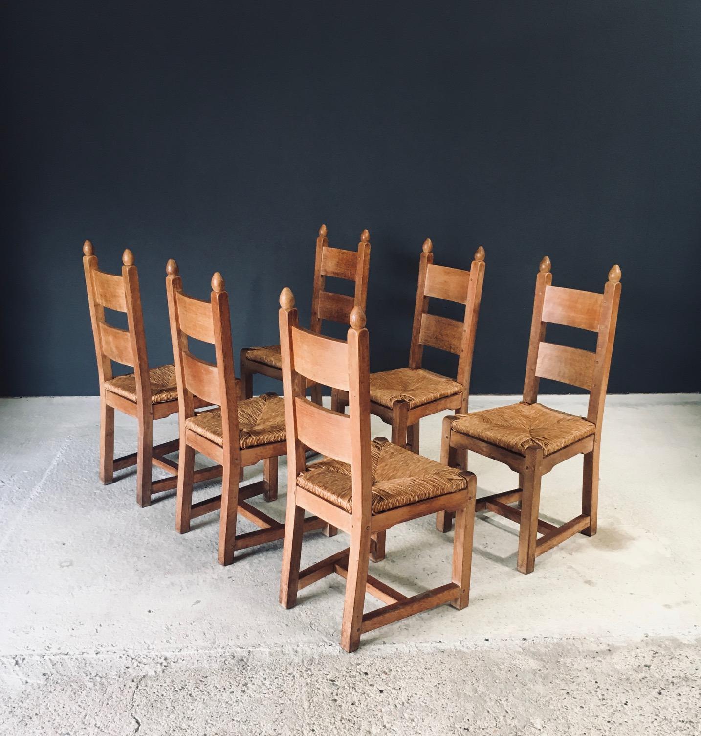 Handgefertigtes Design Schwere Eiche & Binsen Esszimmerstühle, Belgien 1960er Jahre (Brutalismus) im Angebot