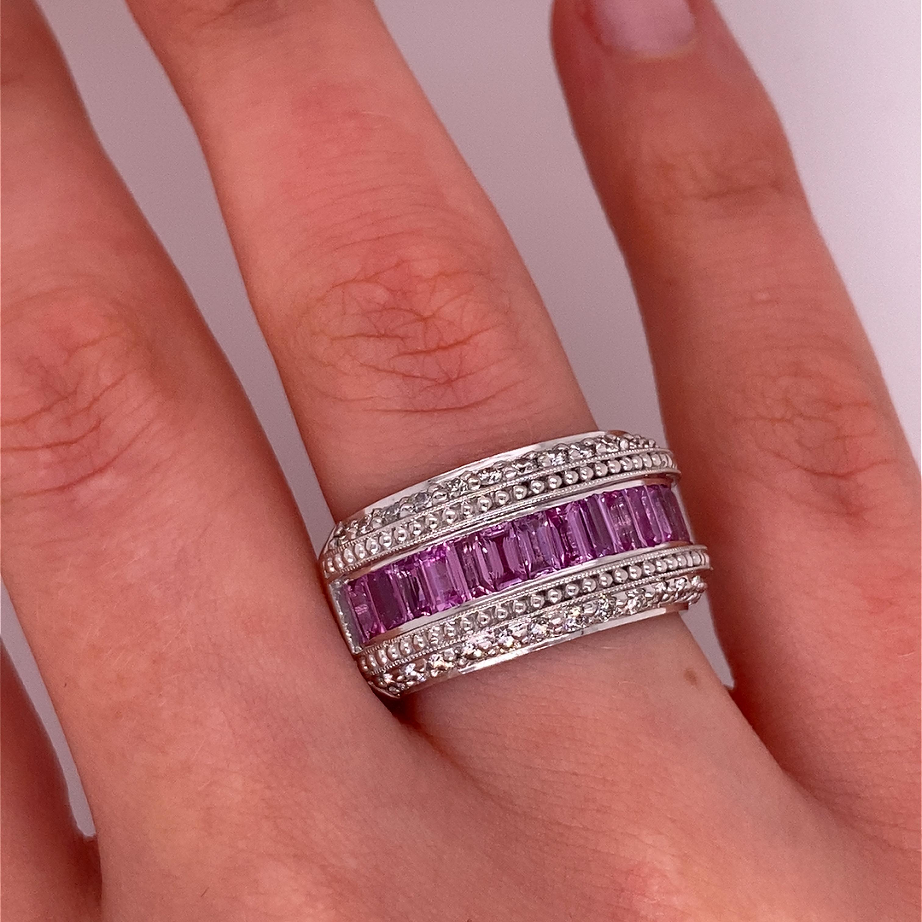 Una combinazione unica di zaffiri rosa naturali e diamanti
L'incastonatura è a pavé di diamanti e a canale,
Incastonato in oro bianco 18ct.
Colore del diamante: G/H.
Chiarezza del diamante: VS/SI1
Peso totale del rosa: 0,65ct
Totale  Peso: 14.1