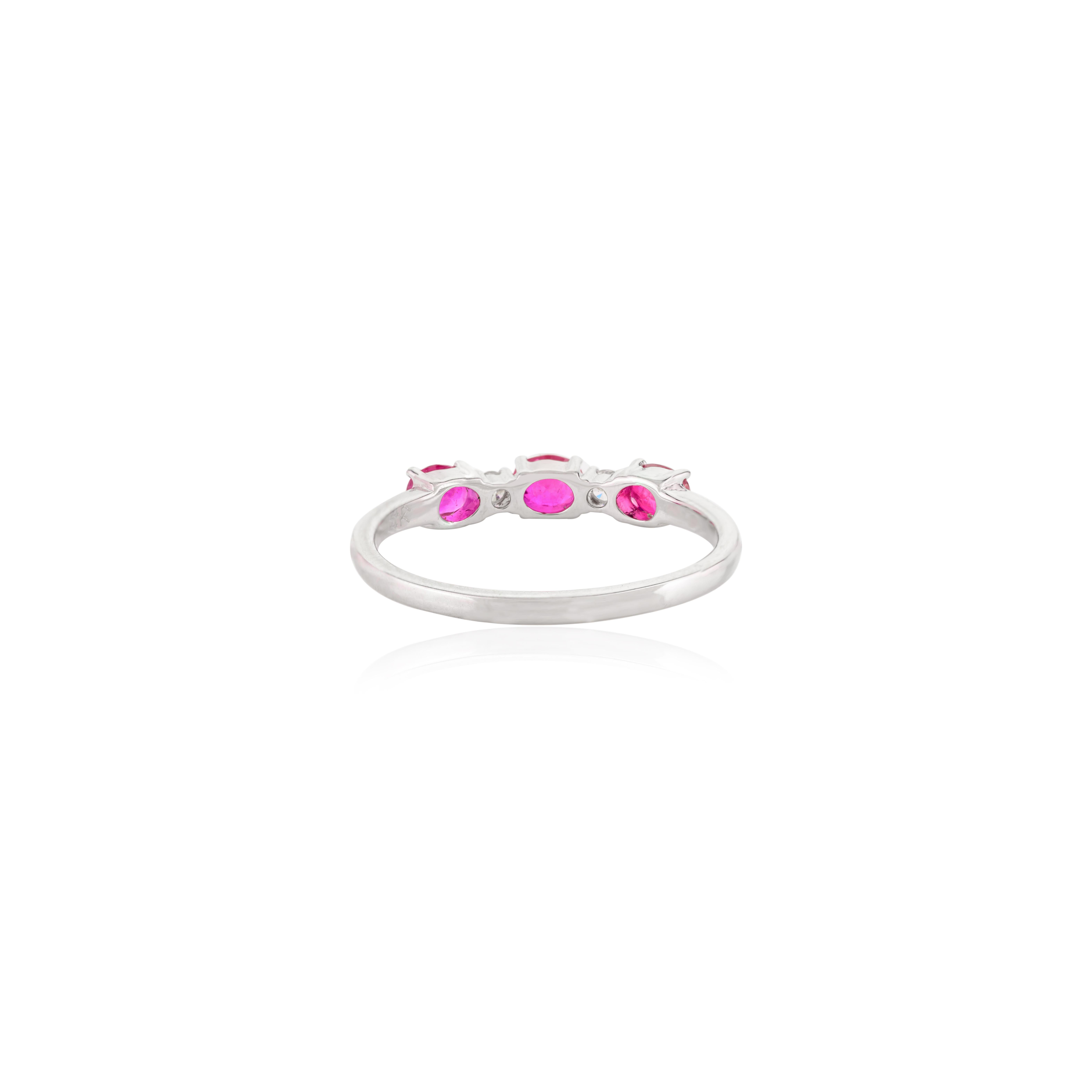 Im Angebot: Eleganter, stapelbarer Diamant-Rubin-Verlobungsring aus 14k massivem Weißgold () 4