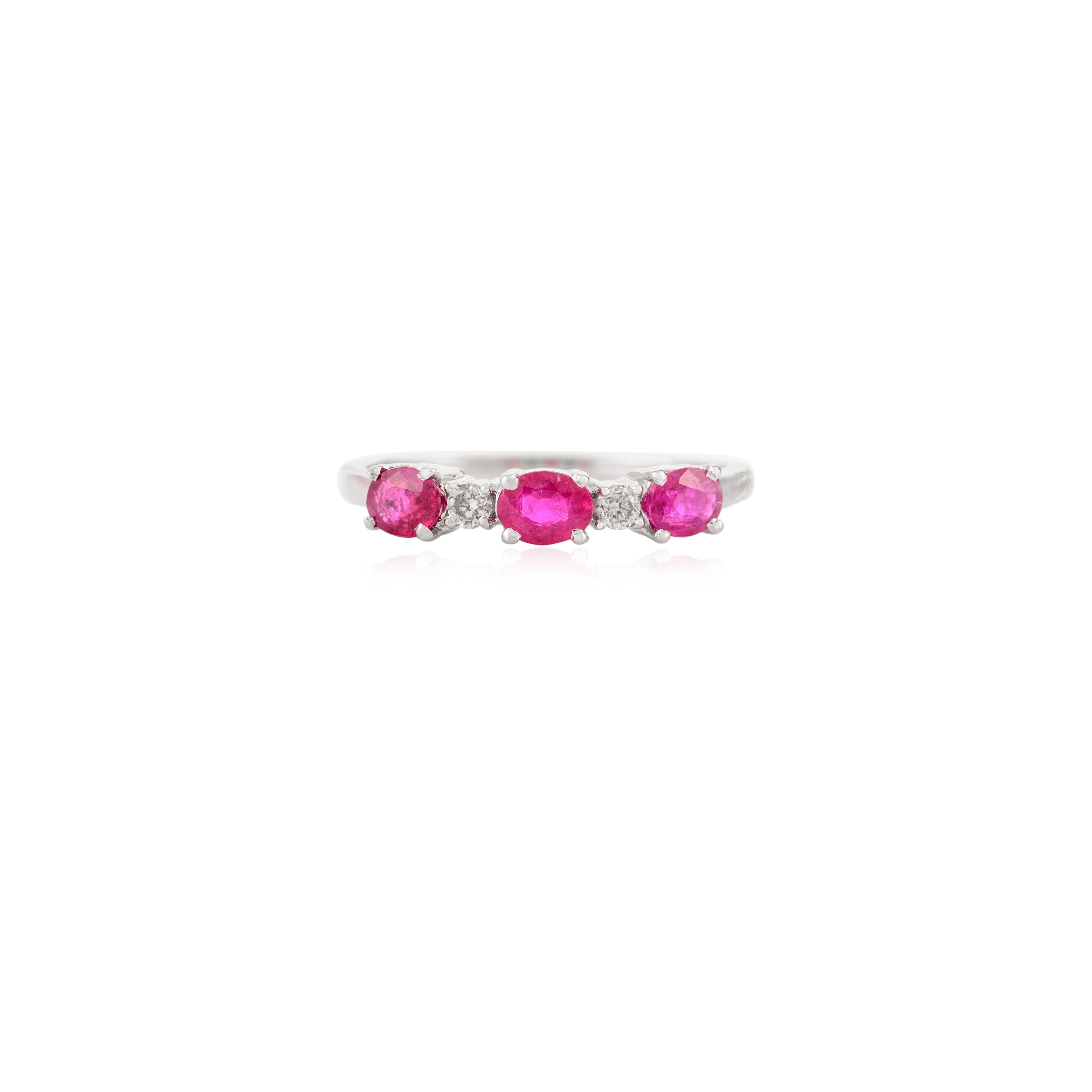 Im Angebot: Eleganter, stapelbarer Diamant-Rubin-Verlobungsring aus 14k massivem Weißgold () 5