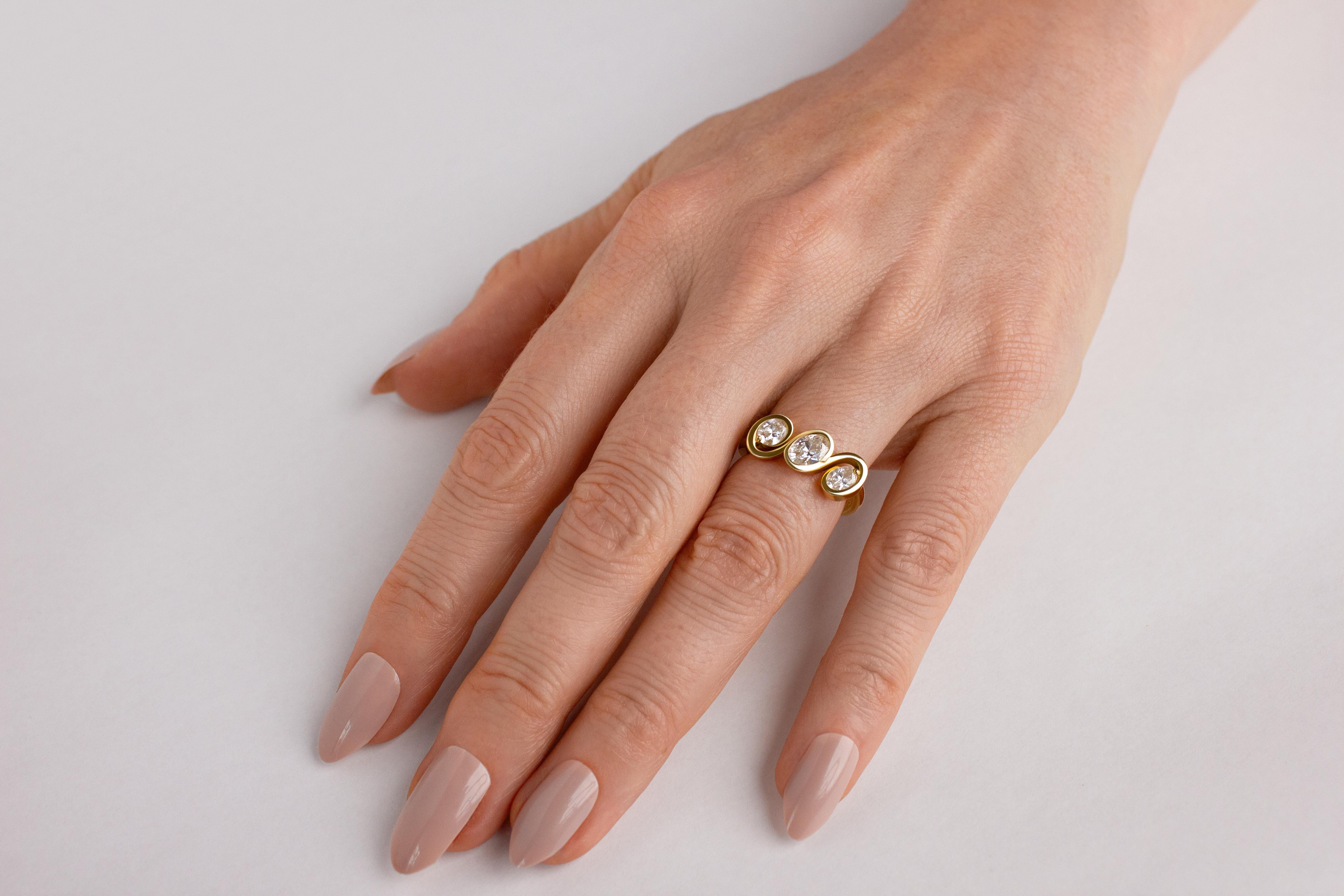 En vente :  Bague à trois pierres en or jaune 18 carats, inspirée de l'Art Nouveau 2