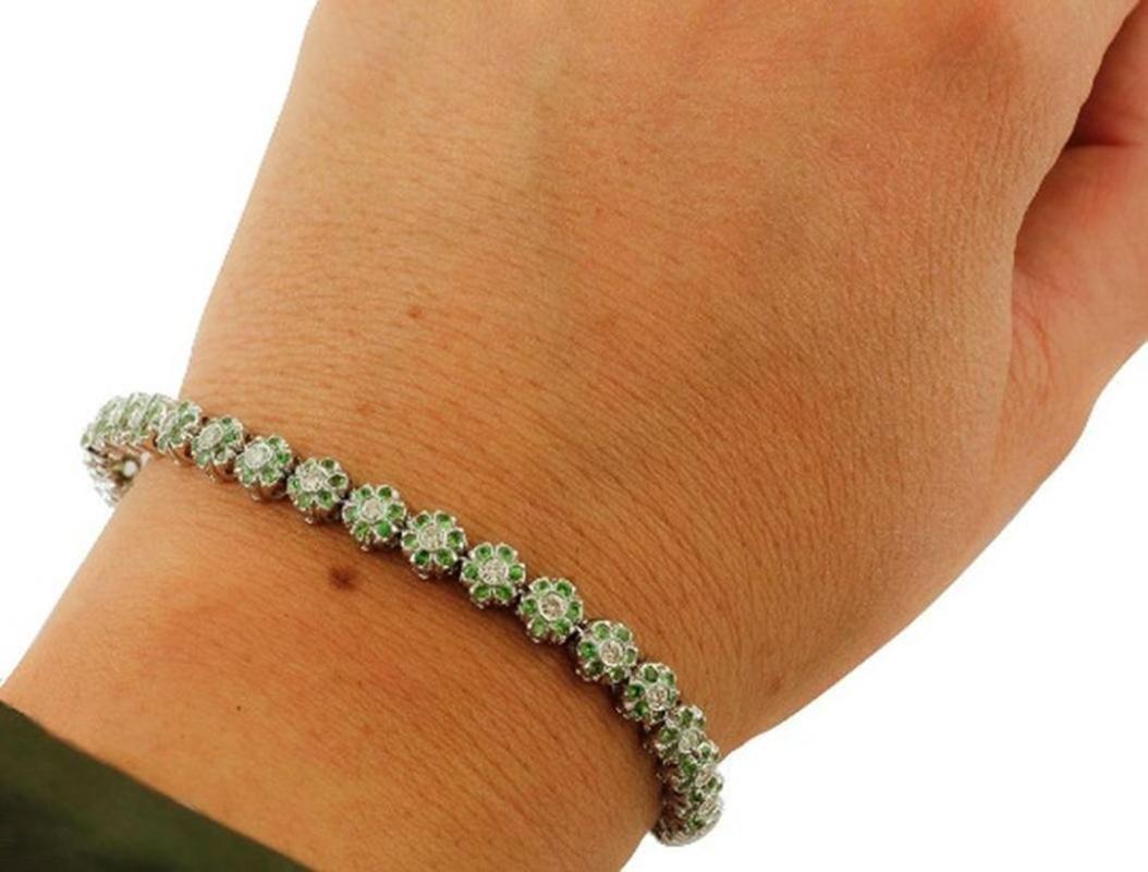 Handcrafted Diamonds and Tsavorite, White Gold Link Bracelet In Good Condition For Sale In Marcianise, Marcianise (CE)