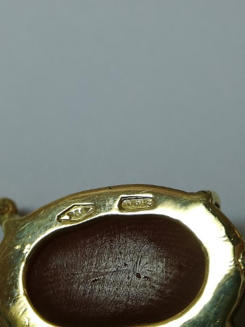 Collier pendentif artisanal en or jaune 18 carats, diamants, corail, onyx en vente 1