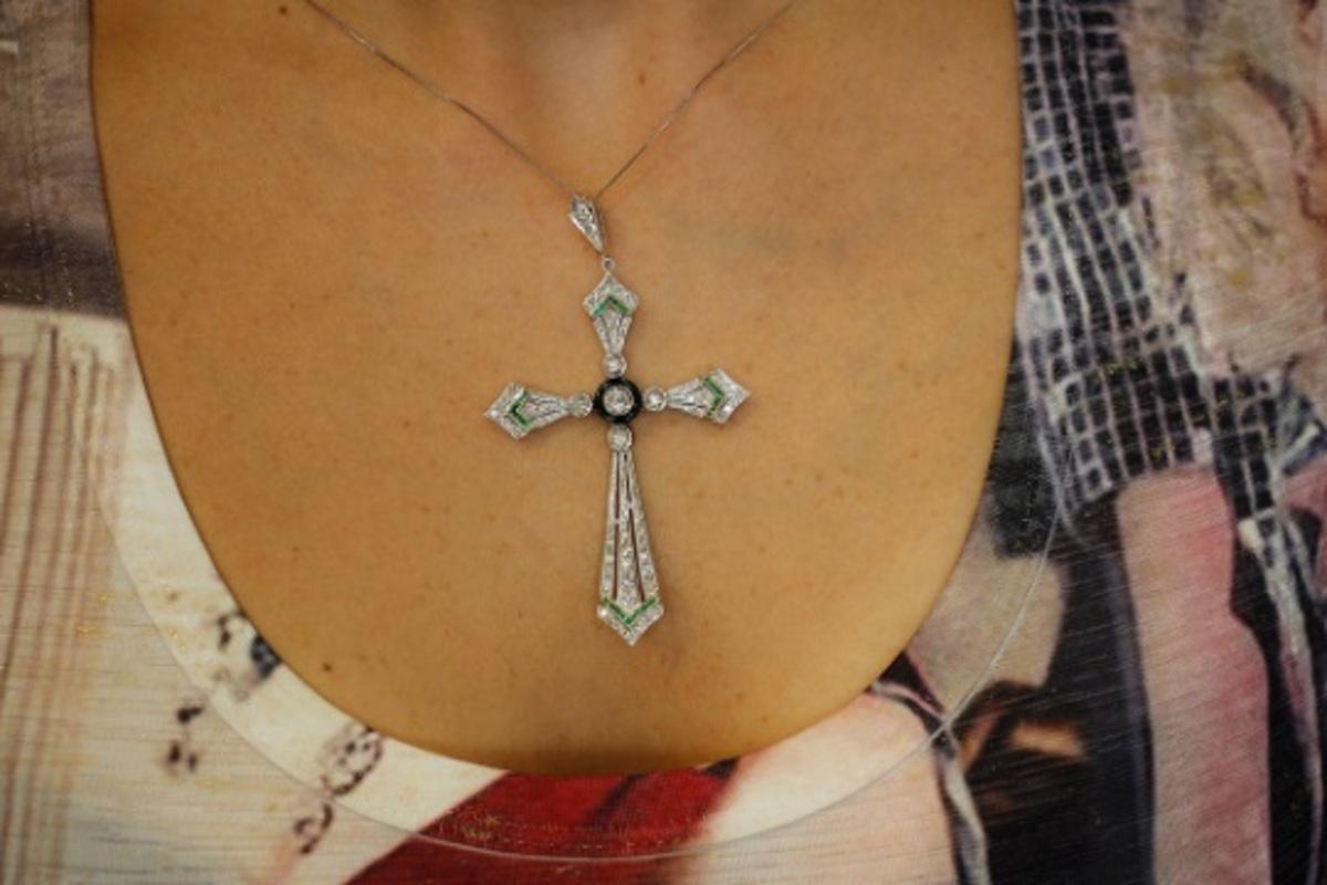 Handcrafted Diamonds, Emeralds, Onyx, 14 Karat White Gold Cross Pendant Necklace In Excellent Condition In Marcianise, Marcianise (CE)