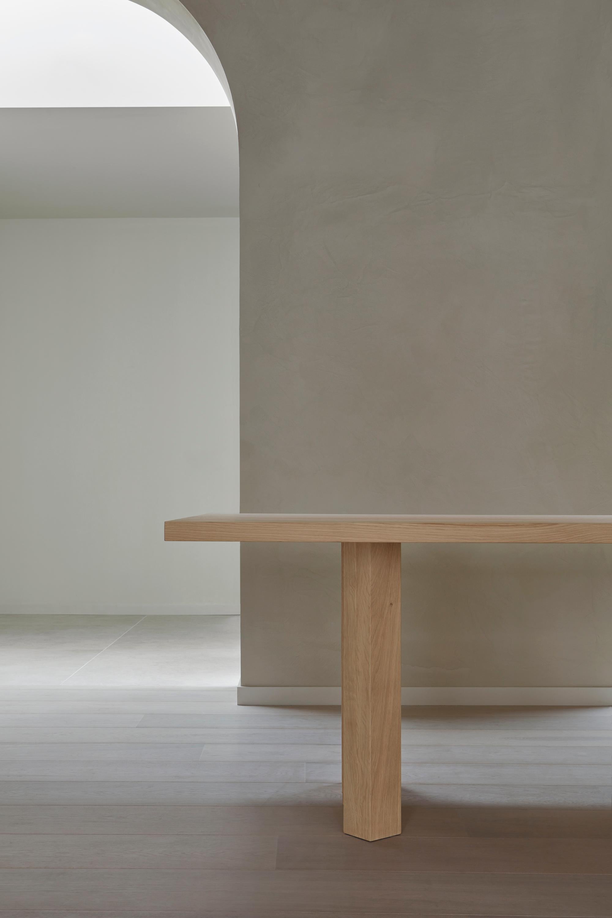 Table de salle à manger artisanale en chêne massif brun chaud - Fenestra by Mokko - en vente 1