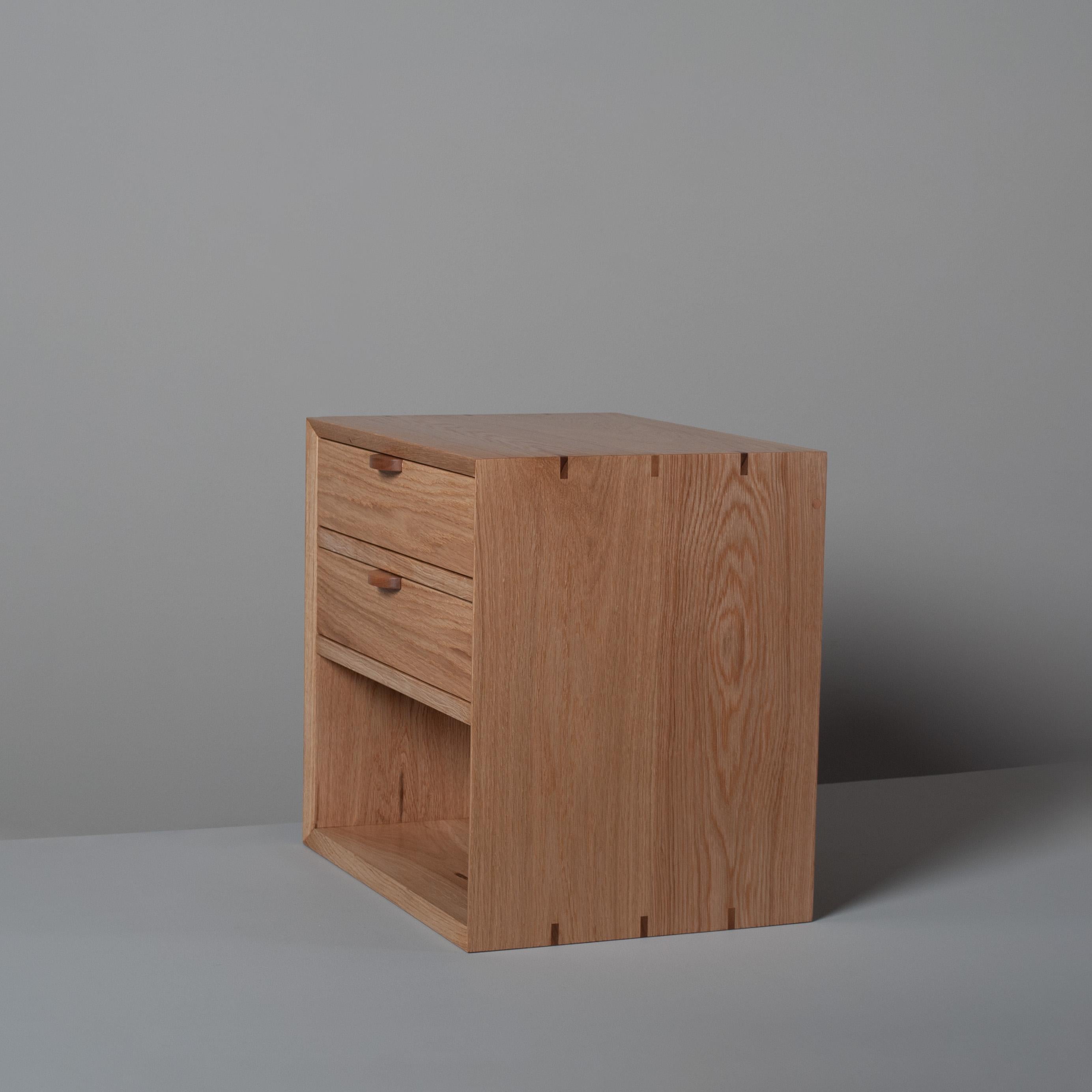 Mesillas de noche flotantes artesanales de doble cajón Siglo XXI y contemporáneo en venta