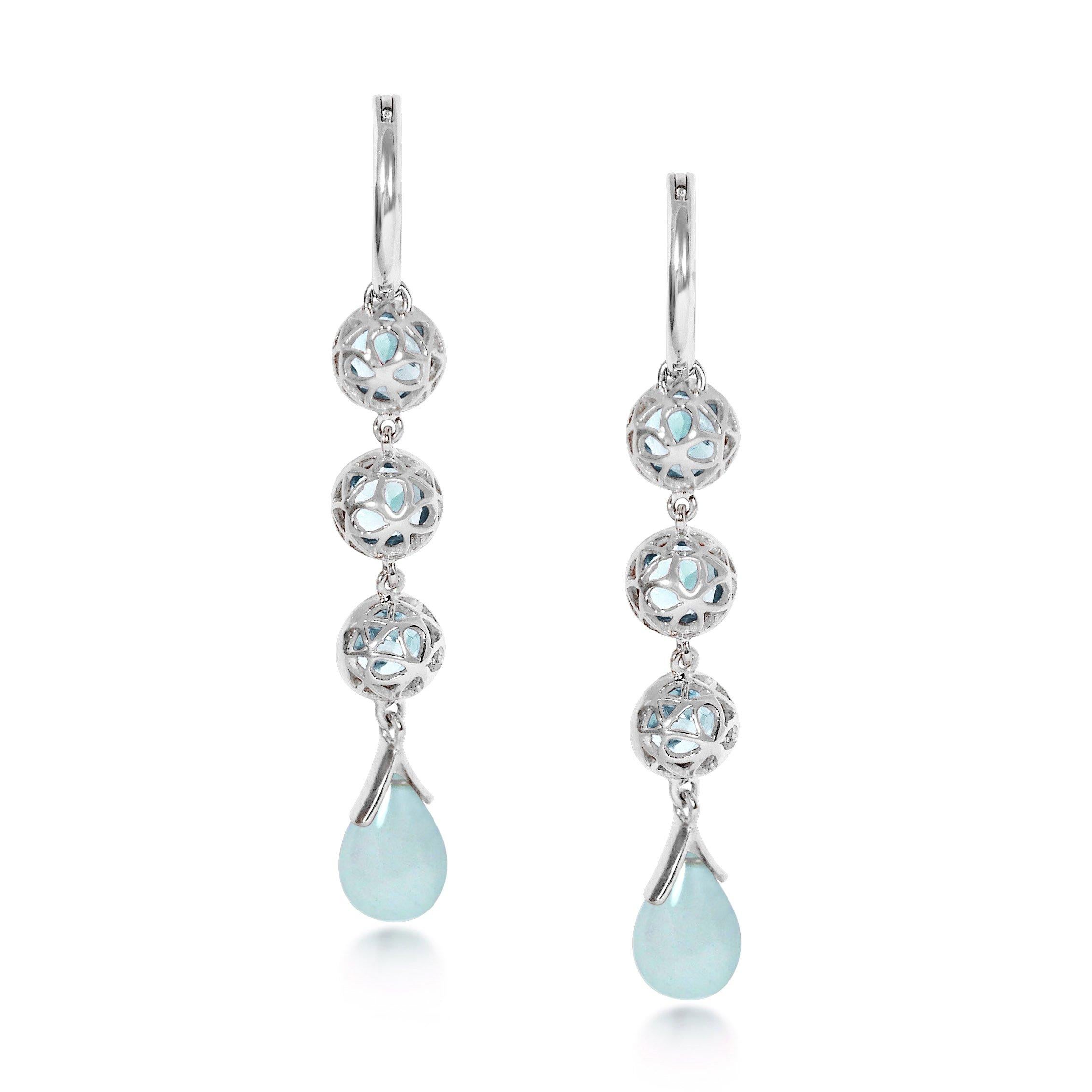 Handgefertigte 1,35 Karat Aquamarin-Tropfenohrringe aus 18 Karat Weißgold. Unsere kaskadenartigen Ohrringe sind ein elegantes Statement, das durch romantische, tanzende Aquamarin-Tropfen unter einer Reihe von 6 mm großen, rund geschliffenen
