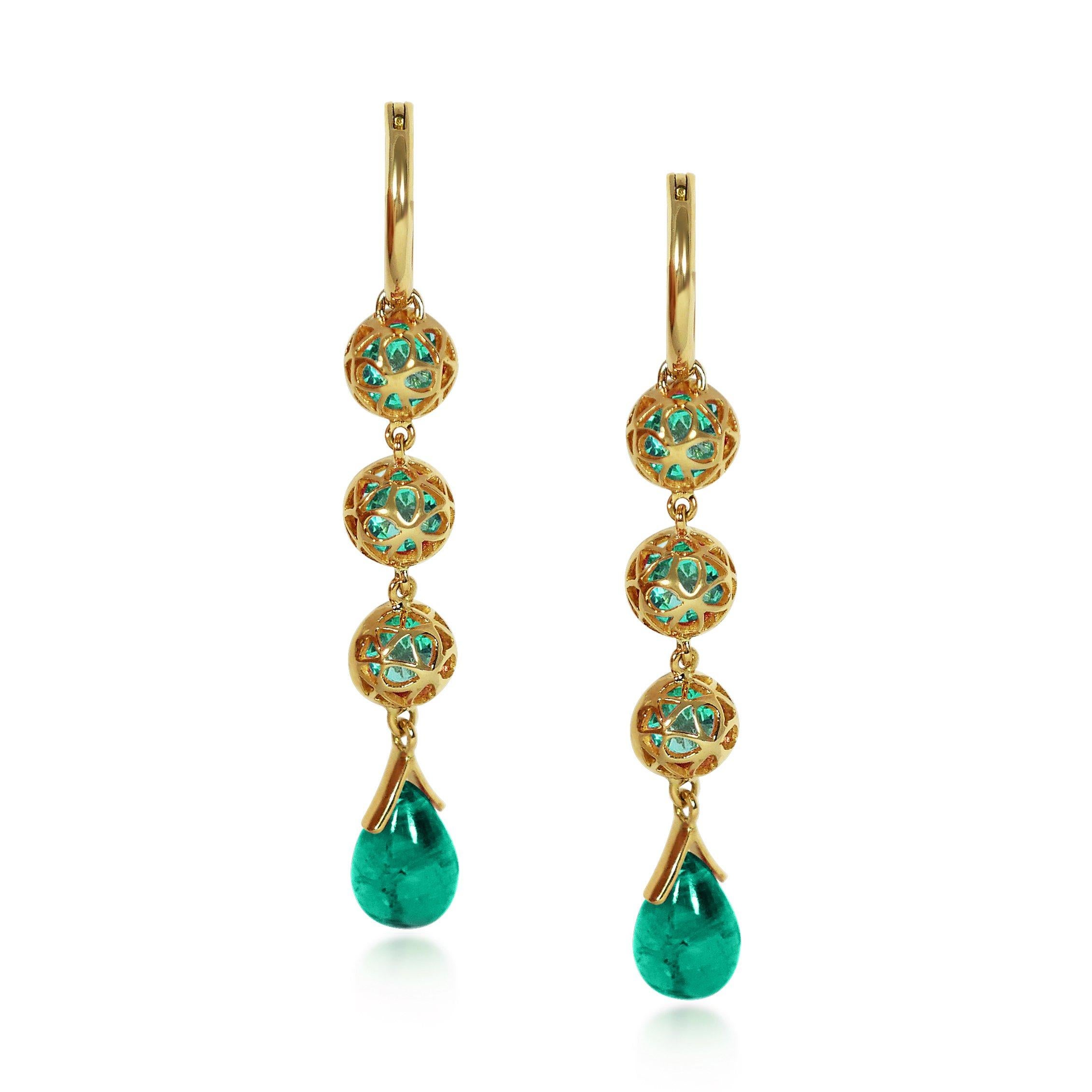 Contemporary Handcrafted 1.35 Carats Emerald 18 Karat Yellow Gold Drop Earrings For Sale