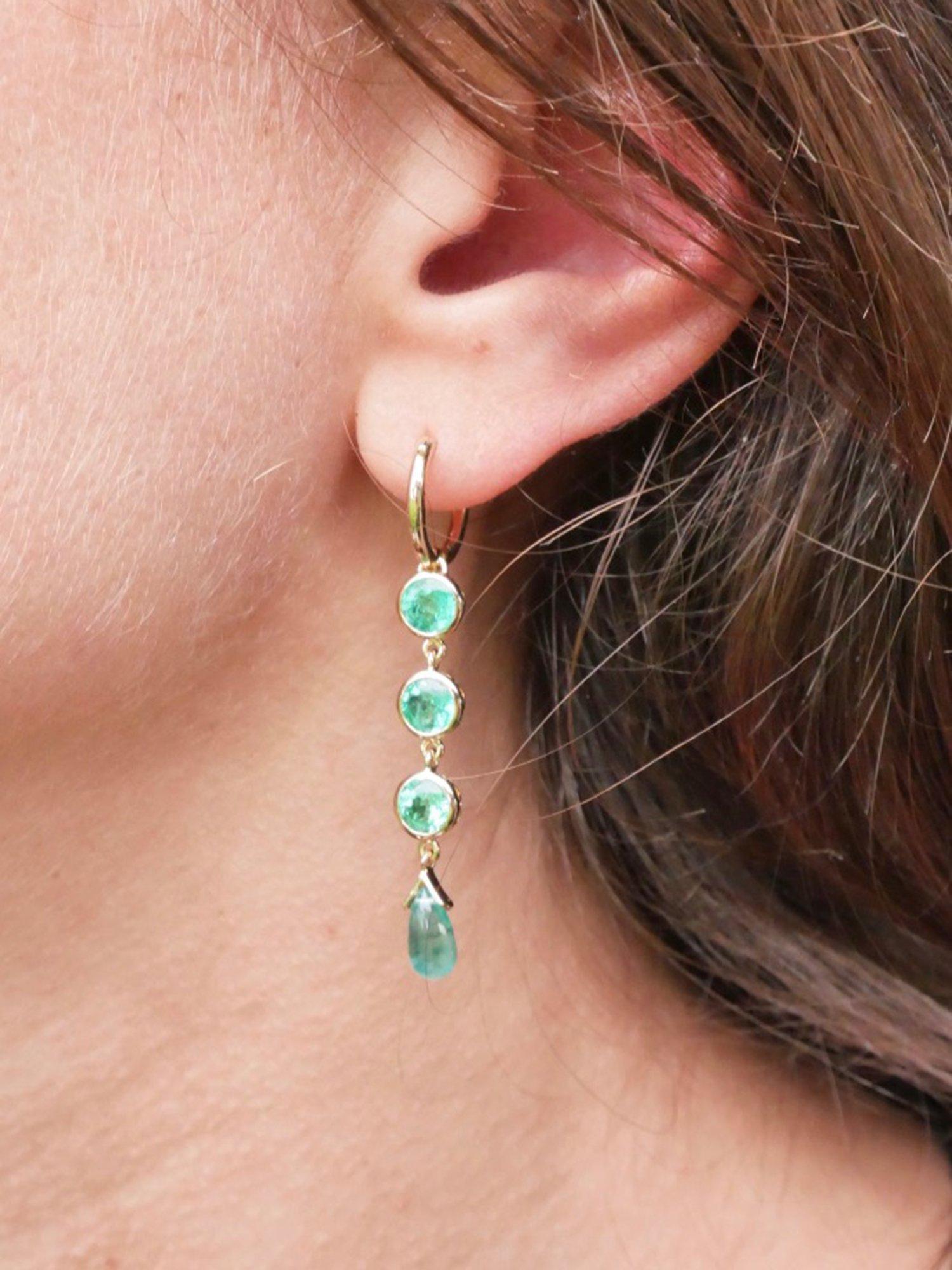 Brilliant Cut Handcrafted 1.35 Carats Emerald 18 Karat Yellow Gold Drop Earrings For Sale