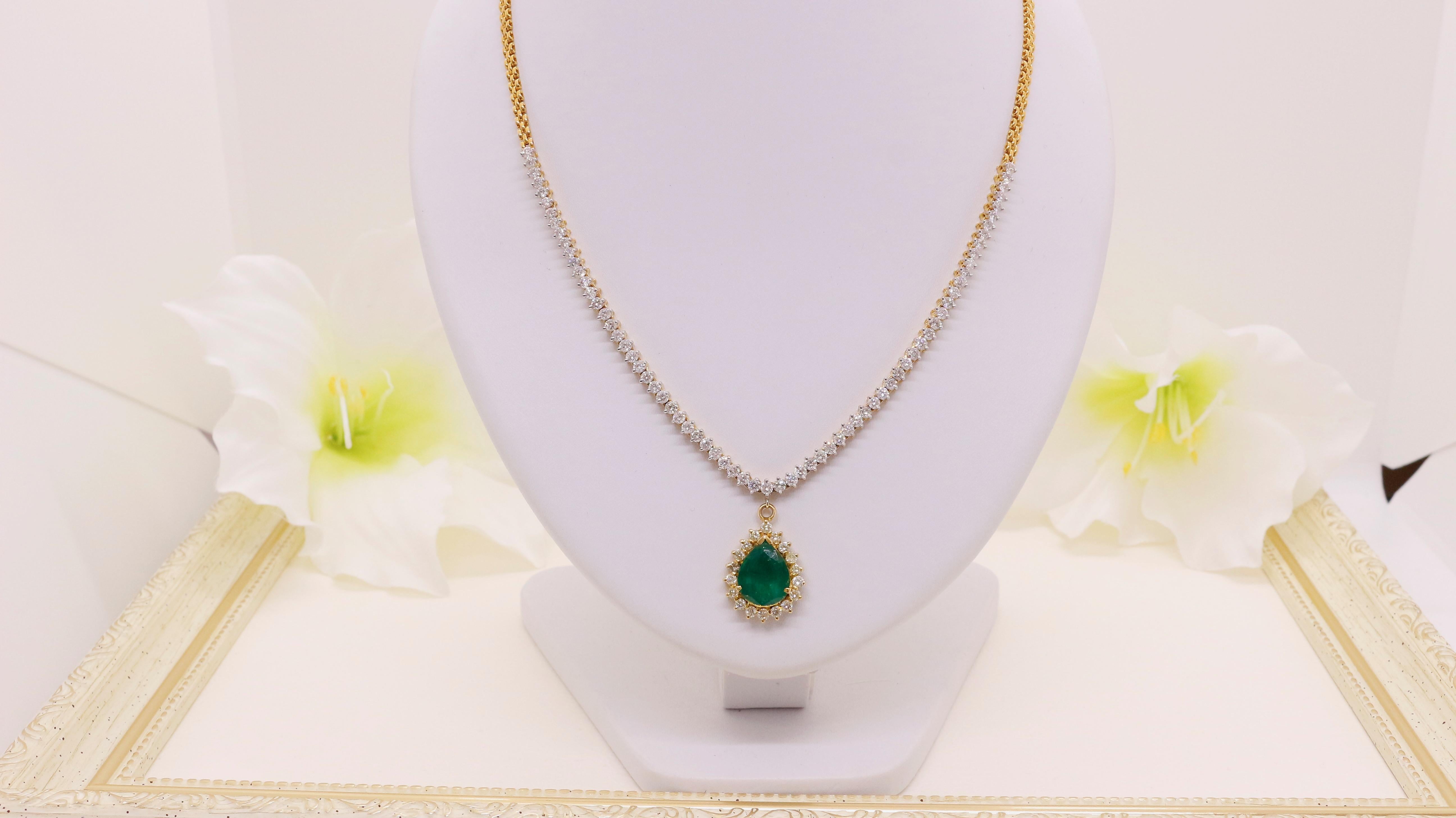 Wir präsentieren unsere exquisite tropfenförmige Smaragd- und Diamant-Halskette, die in Handarbeit aus 18-karätigem Gold gefertigt wurde. Als eines unserer meistverkauften Stücke ist diese Halskette eine wahre Verkörperung von Luxus und