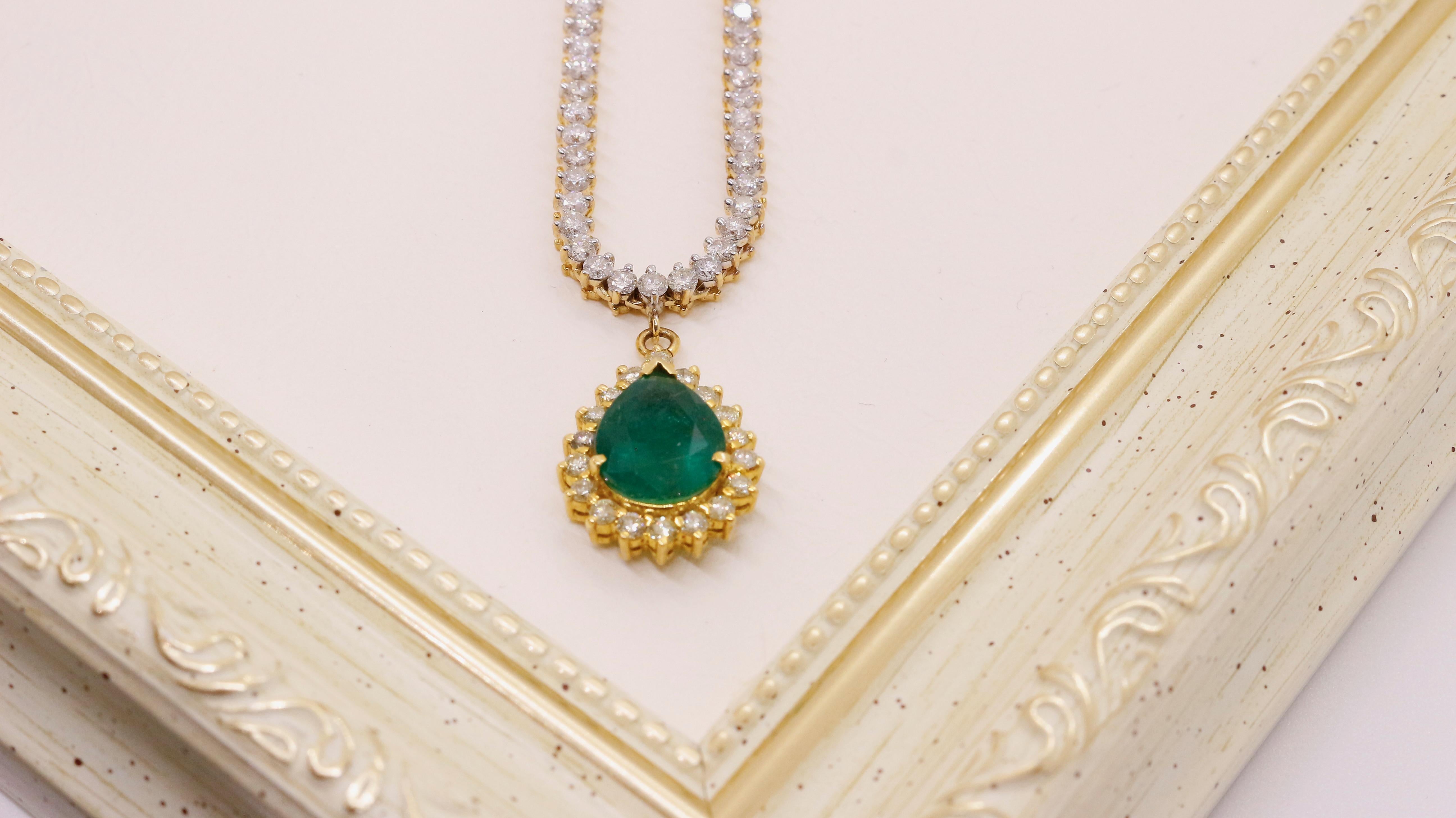 Handgefertigte tropfenförmige Halskette aus 18 Karat Gold mit Diamanten (Smaragdschliff) im Angebot