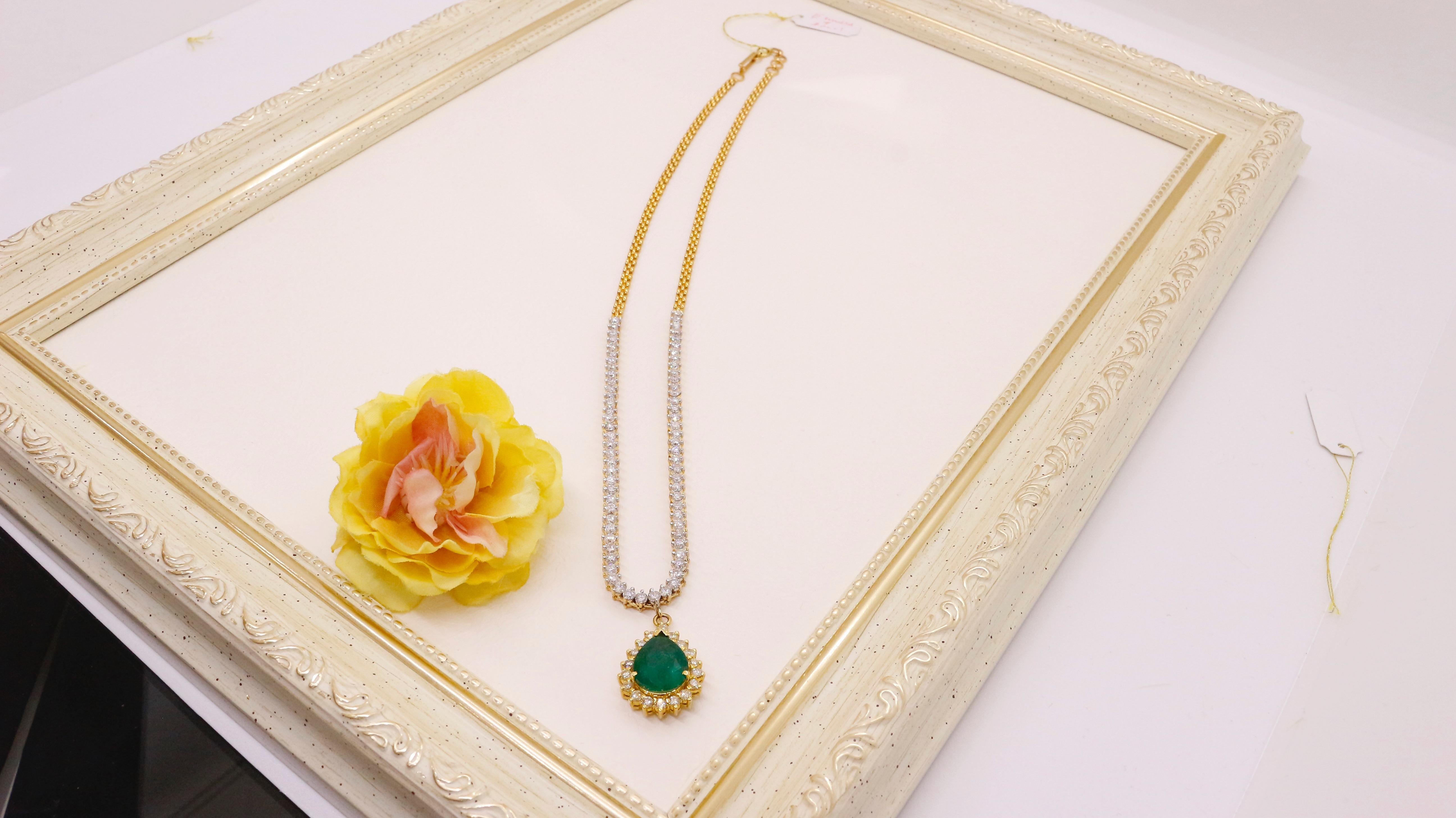 Handcrafted Drop-Shaped Necklace with Diamonds in 18 Karat Gold In New Condition For Sale In Fukuoka City, Fukuoka
