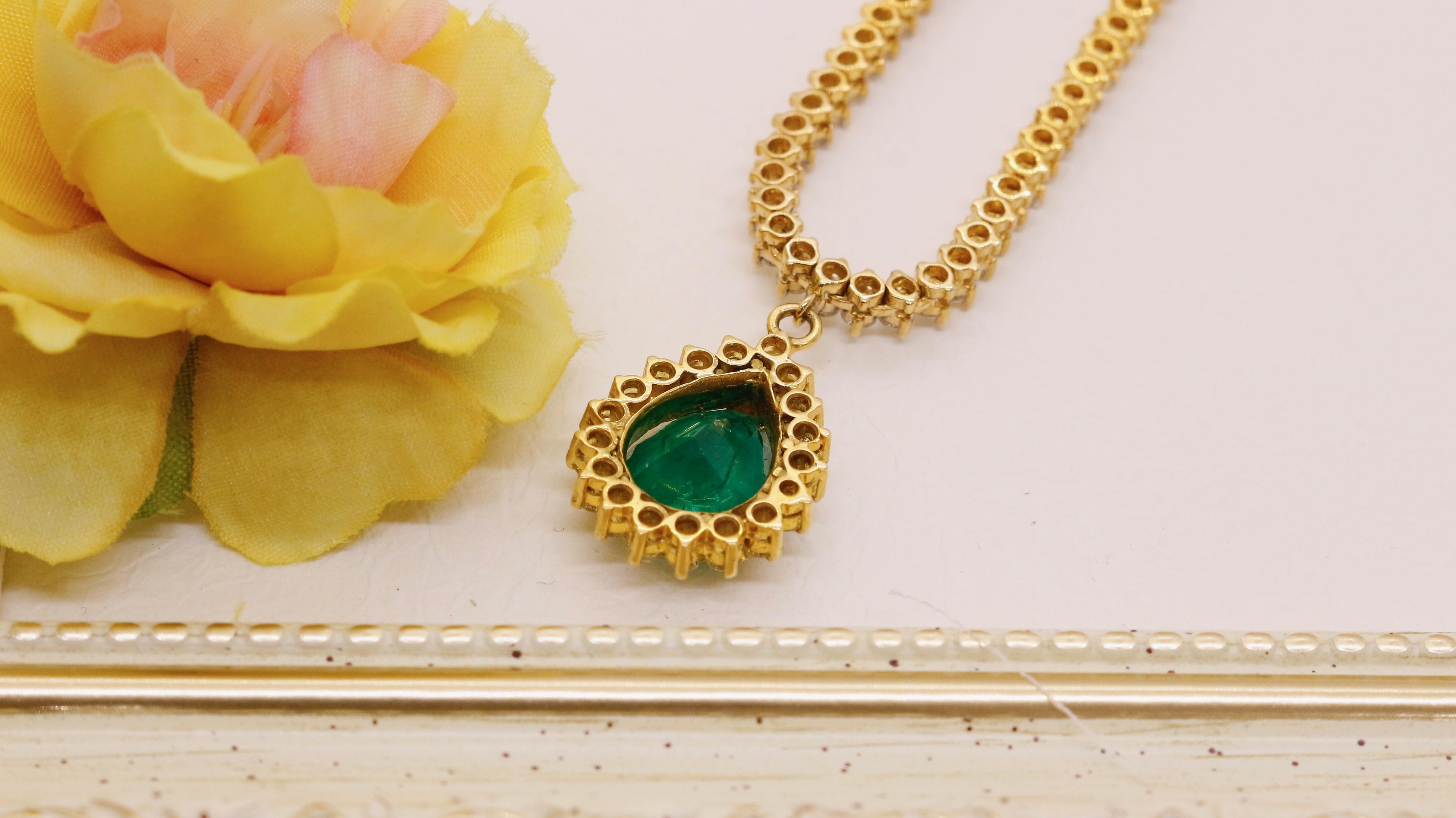 Handcrafted Drop-Shaped Necklace with Diamonds in 18 Karat Gold For Sale 3