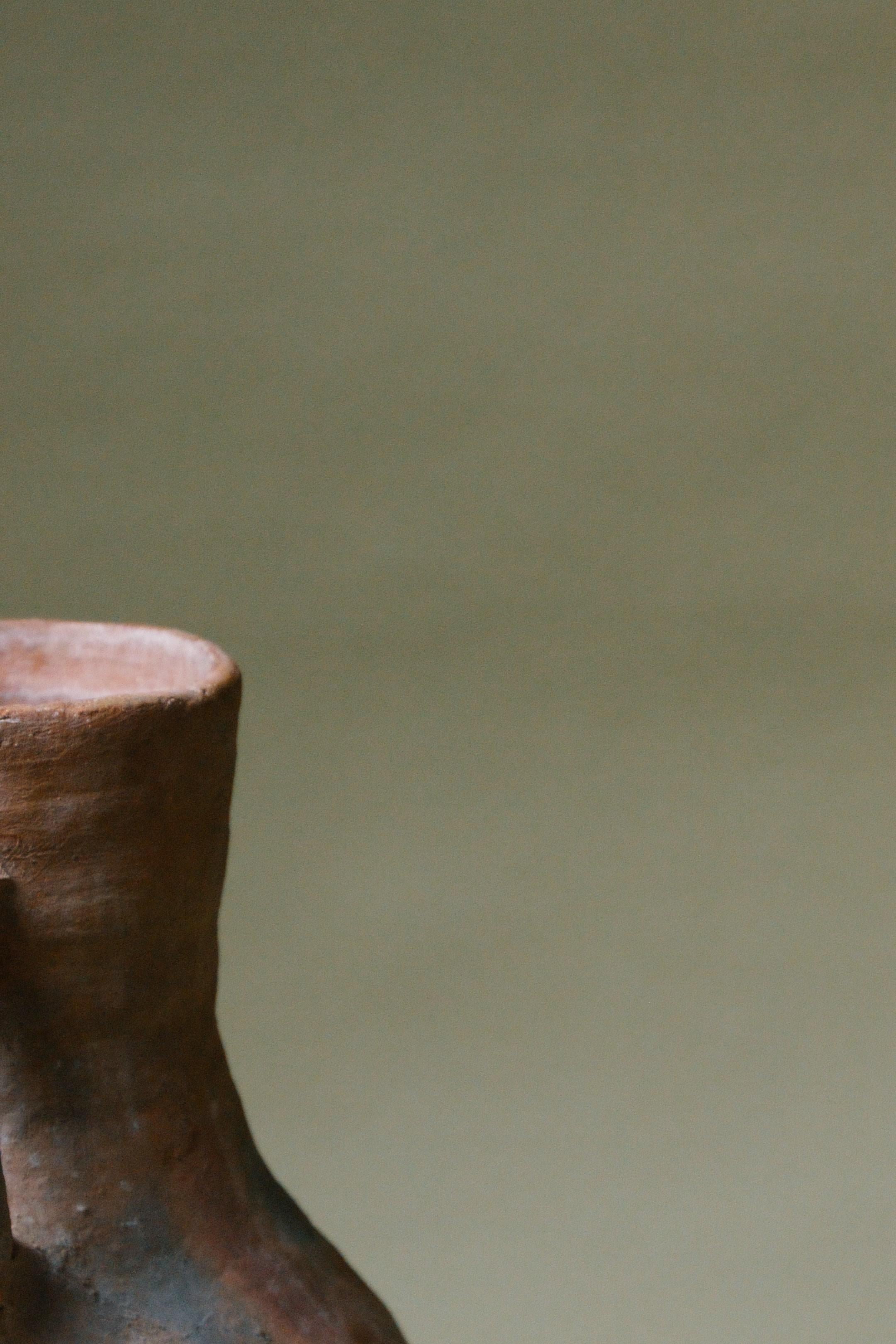 Scopri il fascino senza tempo dell'Erogatore d'acqua in terracotta artigianale con rubinetto rustico, un pezzo che combina magnificamente l'artigianato con la funzionalità rustica. Originariamente utilizzato come distributore d'acqua nelle zone