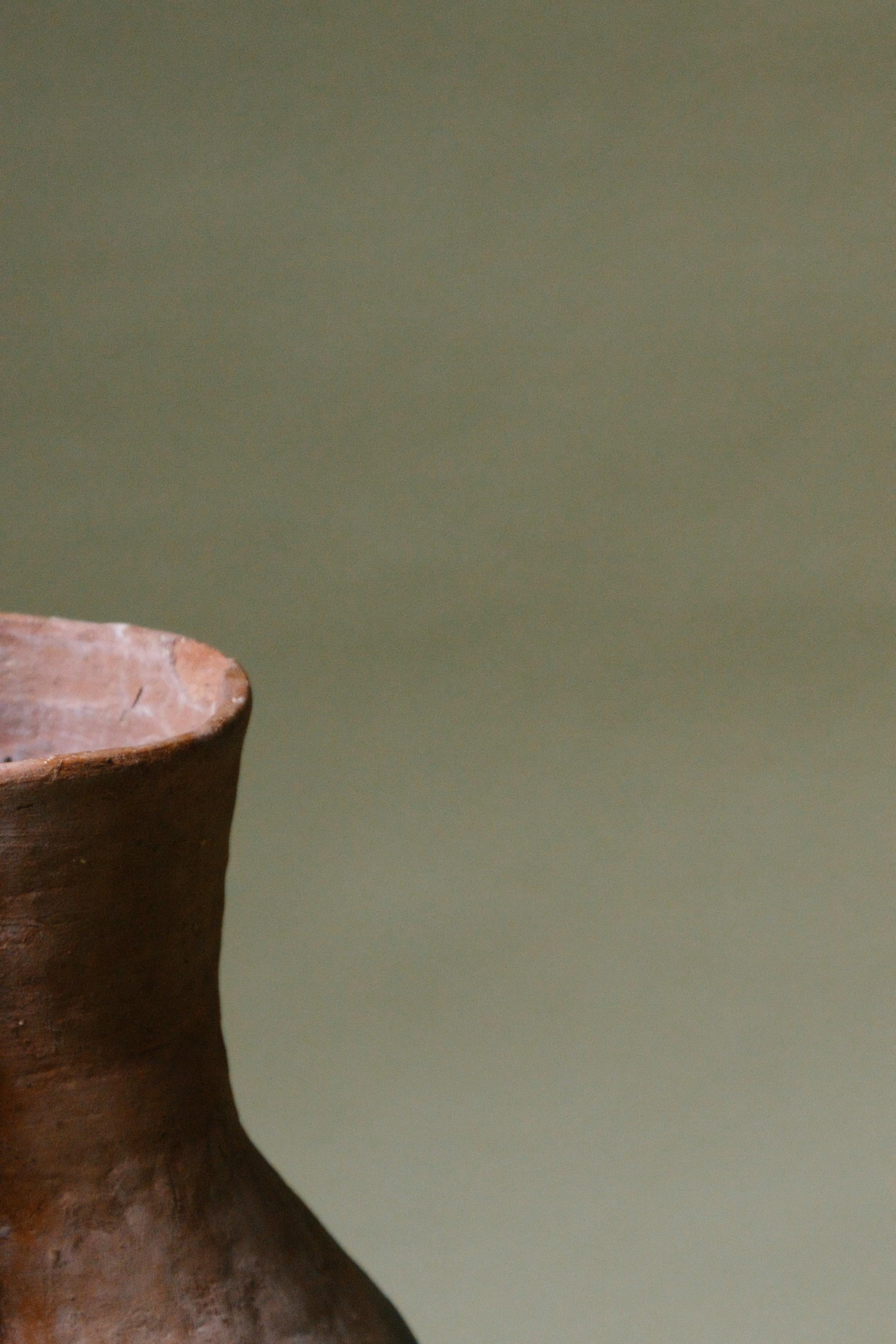 Primitivo Distributore d'acqua in terracotta realizzato a mano con rubinetto rustico in vendita