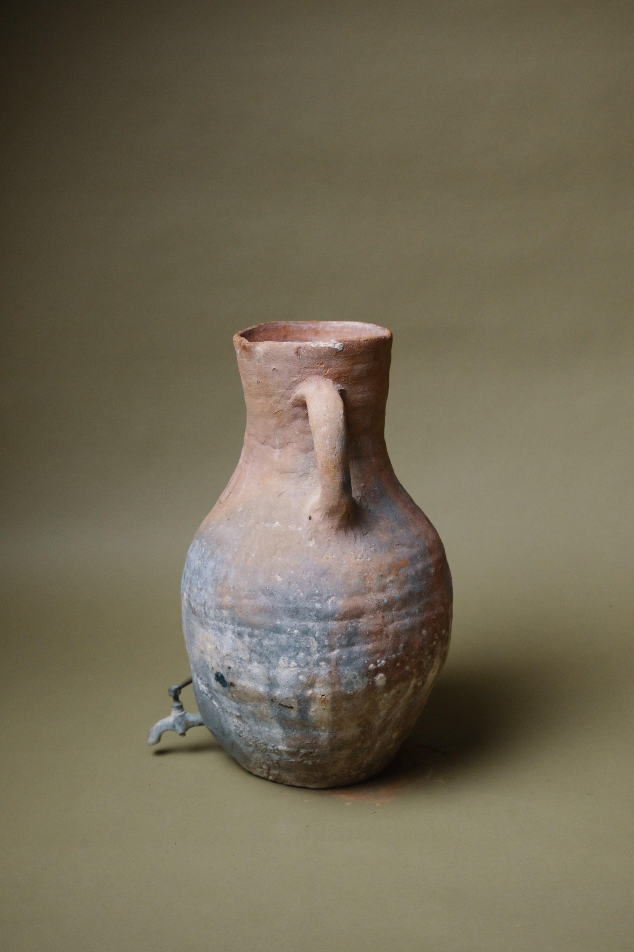 Intagliato a mano Distributore d'acqua in terracotta realizzato a mano con rubinetto rustico in vendita