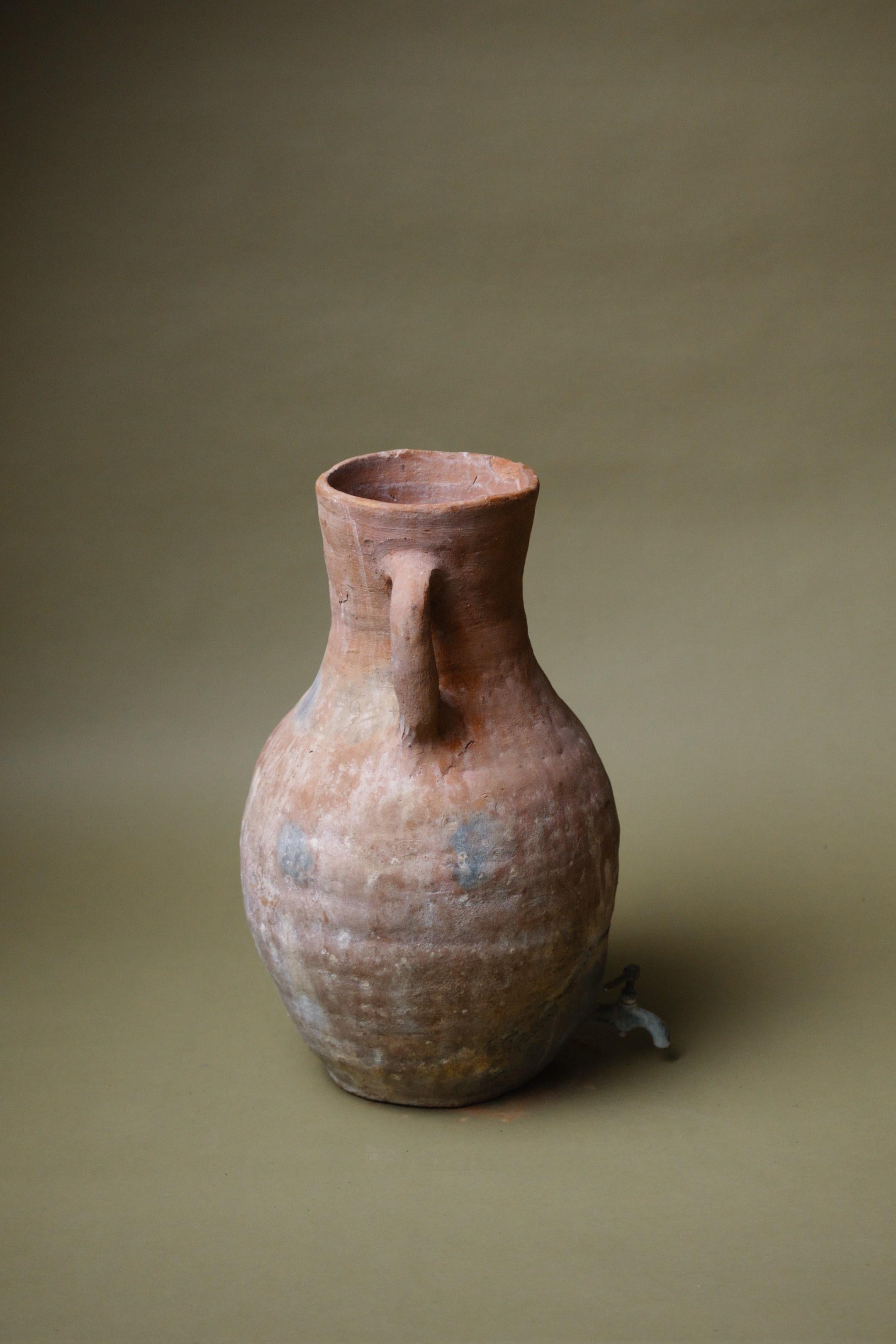 Metà XX secolo Distributore d'acqua in terracotta realizzato a mano con rubinetto rustico in vendita