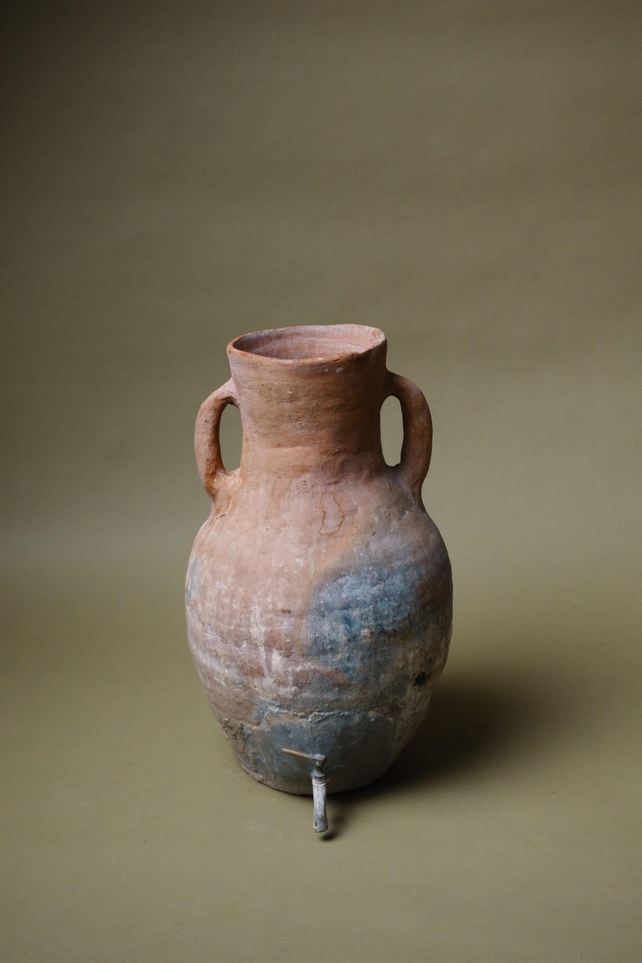Cotto Distributore d'acqua in terracotta realizzato a mano con rubinetto rustico in vendita