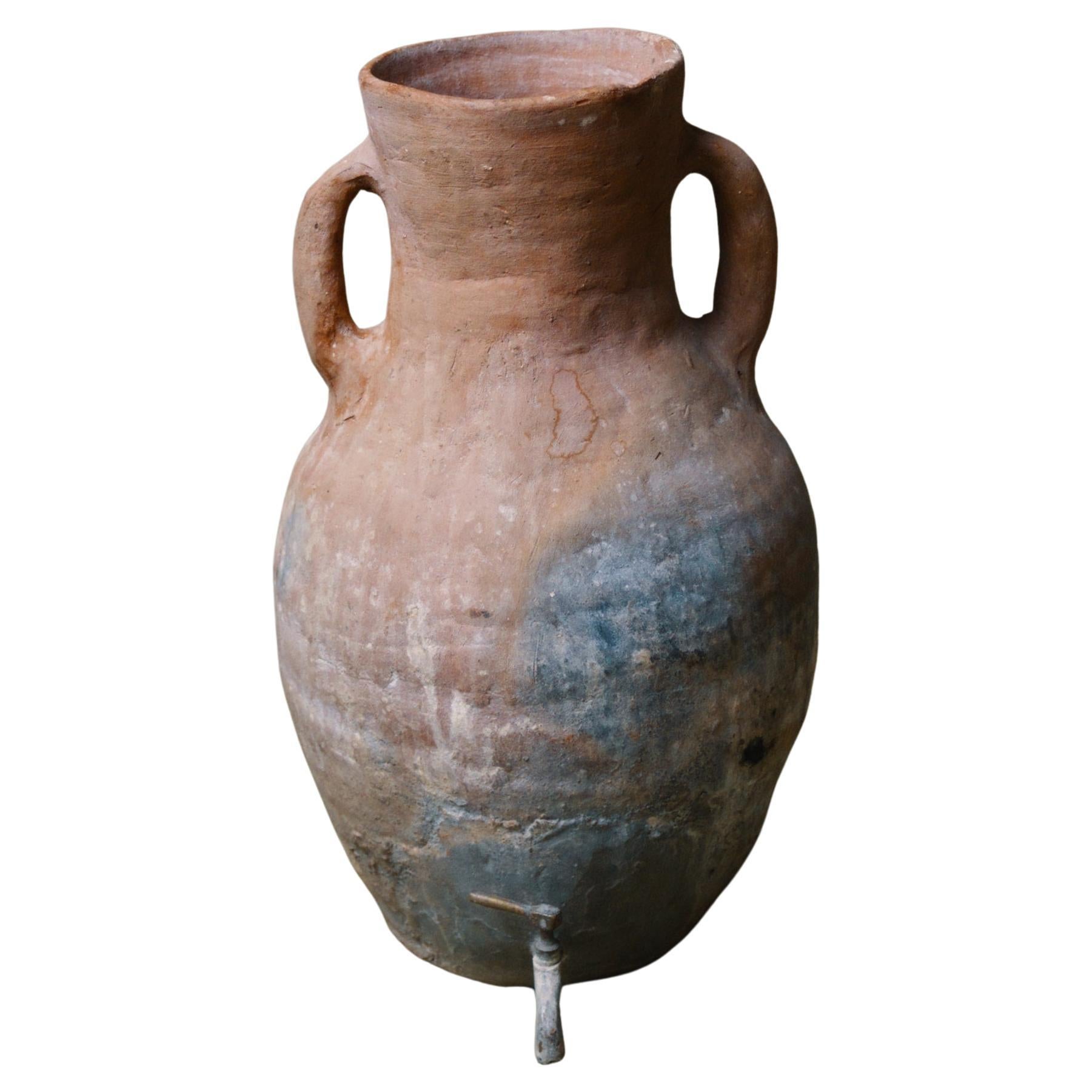 Distributore d'acqua in terracotta realizzato a mano con rubinetto rustico in vendita