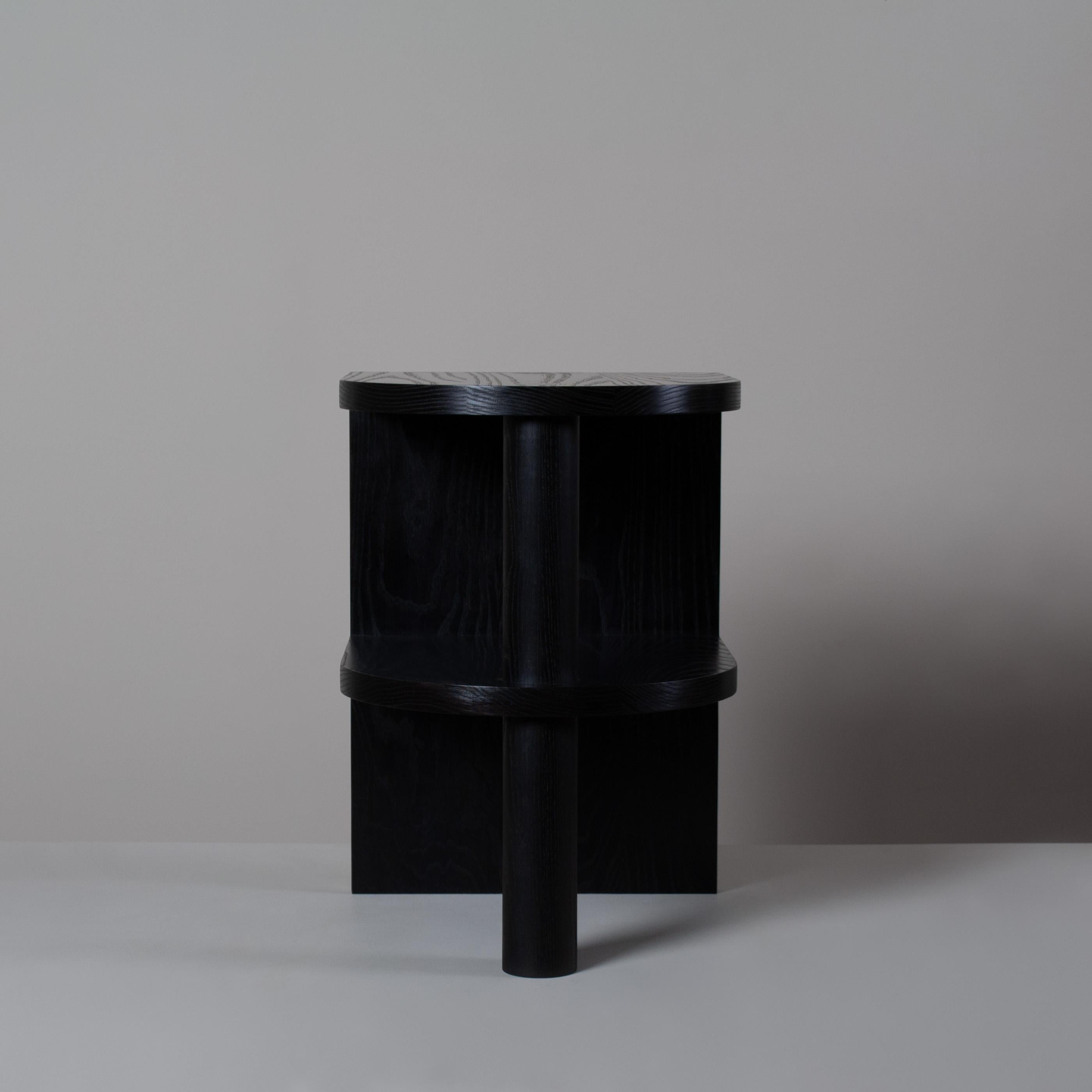 Inglese Tavolo da notte a più livelli in Oak Oak Ebanizzato fatto a mano in vendita