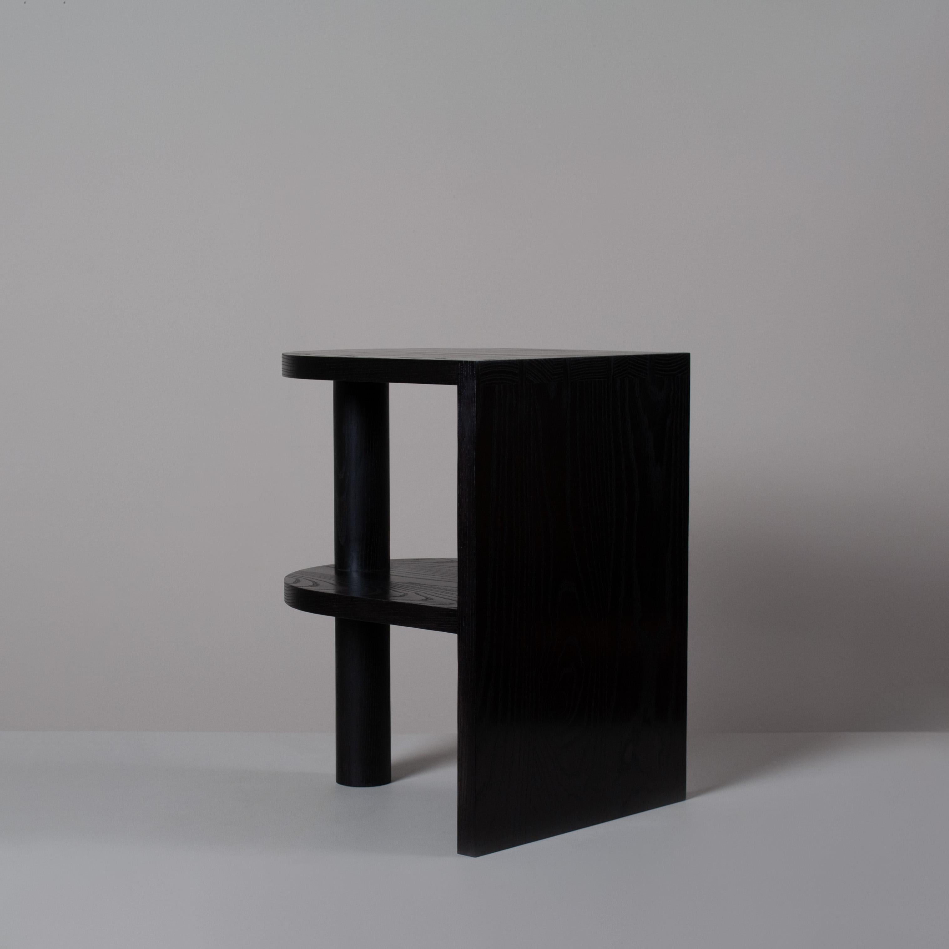 Fatto a mano Tavolo da notte a più livelli in Oak Oak Ebanizzato fatto a mano in vendita