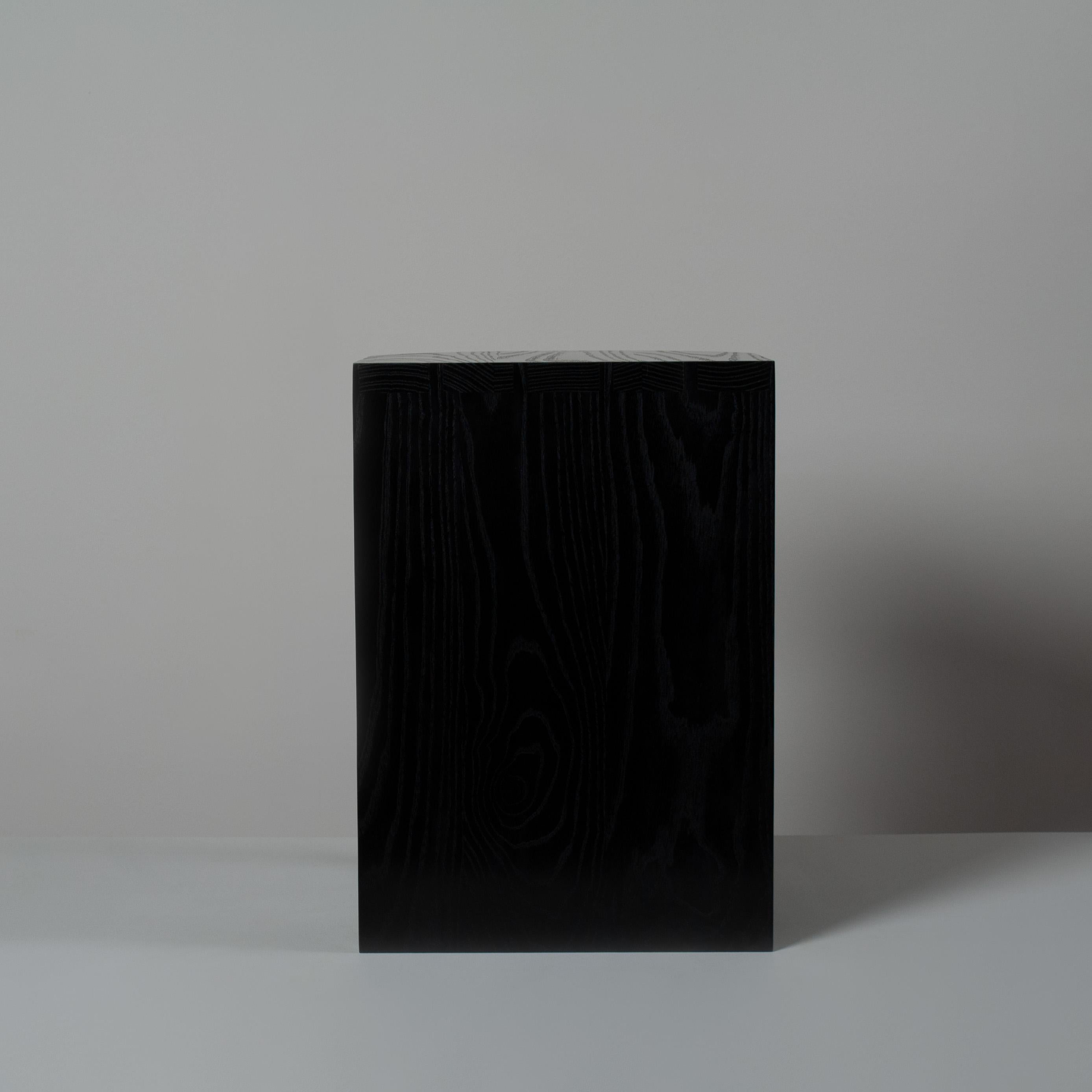 XXI secolo e contemporaneo Tavolo da notte a più livelli in Oak Oak Ebanizzato fatto a mano in vendita