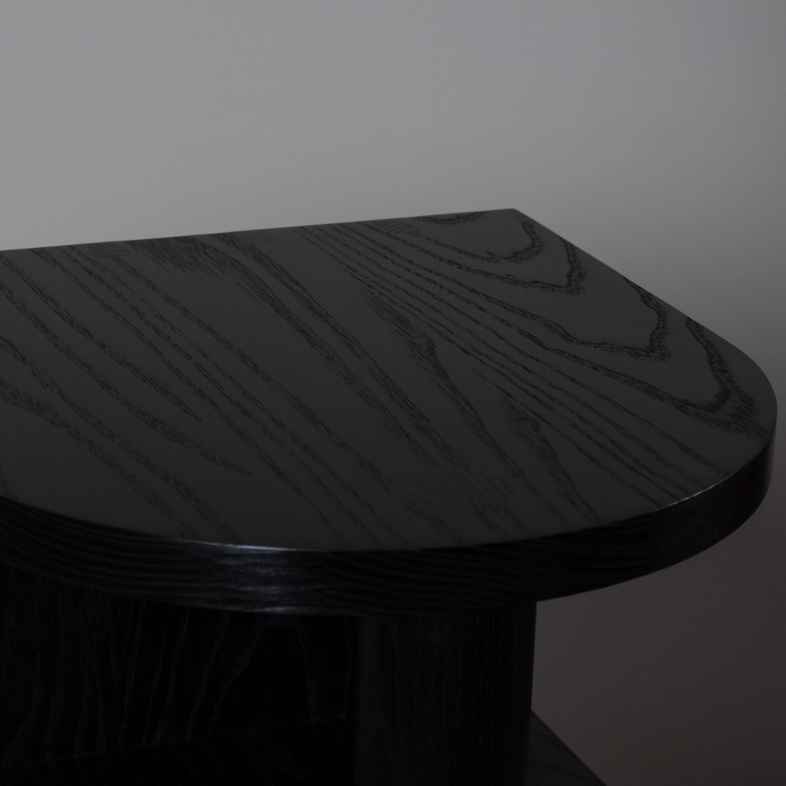 Moderno Tavolo da notte a più livelli in Oak Oak Ebanizzato fatto a mano in vendita