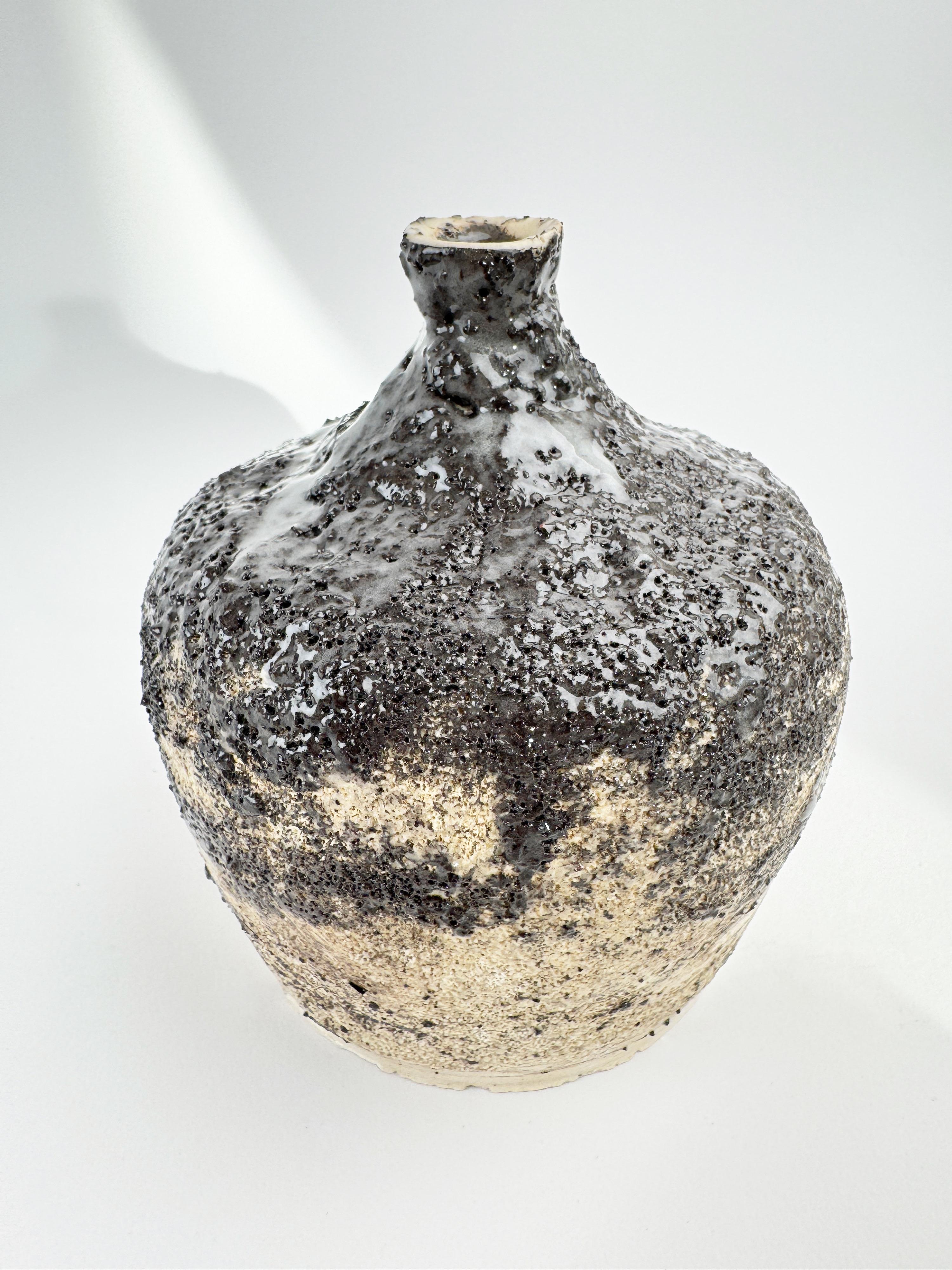 Vaso in ceramica ecologica realizzato a mano  Texture vulcanica e finitura lucida in vendita 2