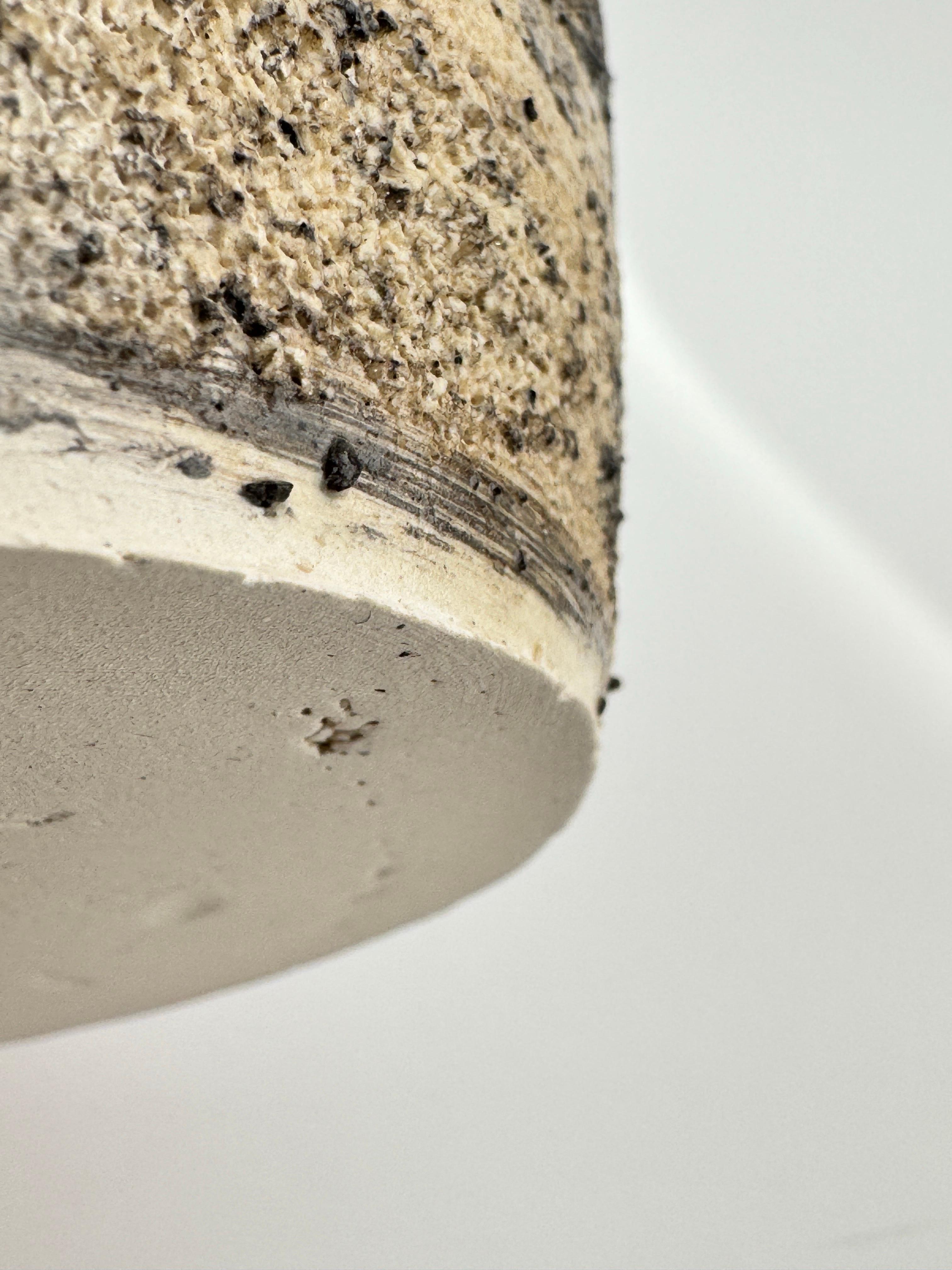 Baltico Vaso in ceramica ecologica realizzato a mano  Texture vulcanica e finitura lucida in vendita