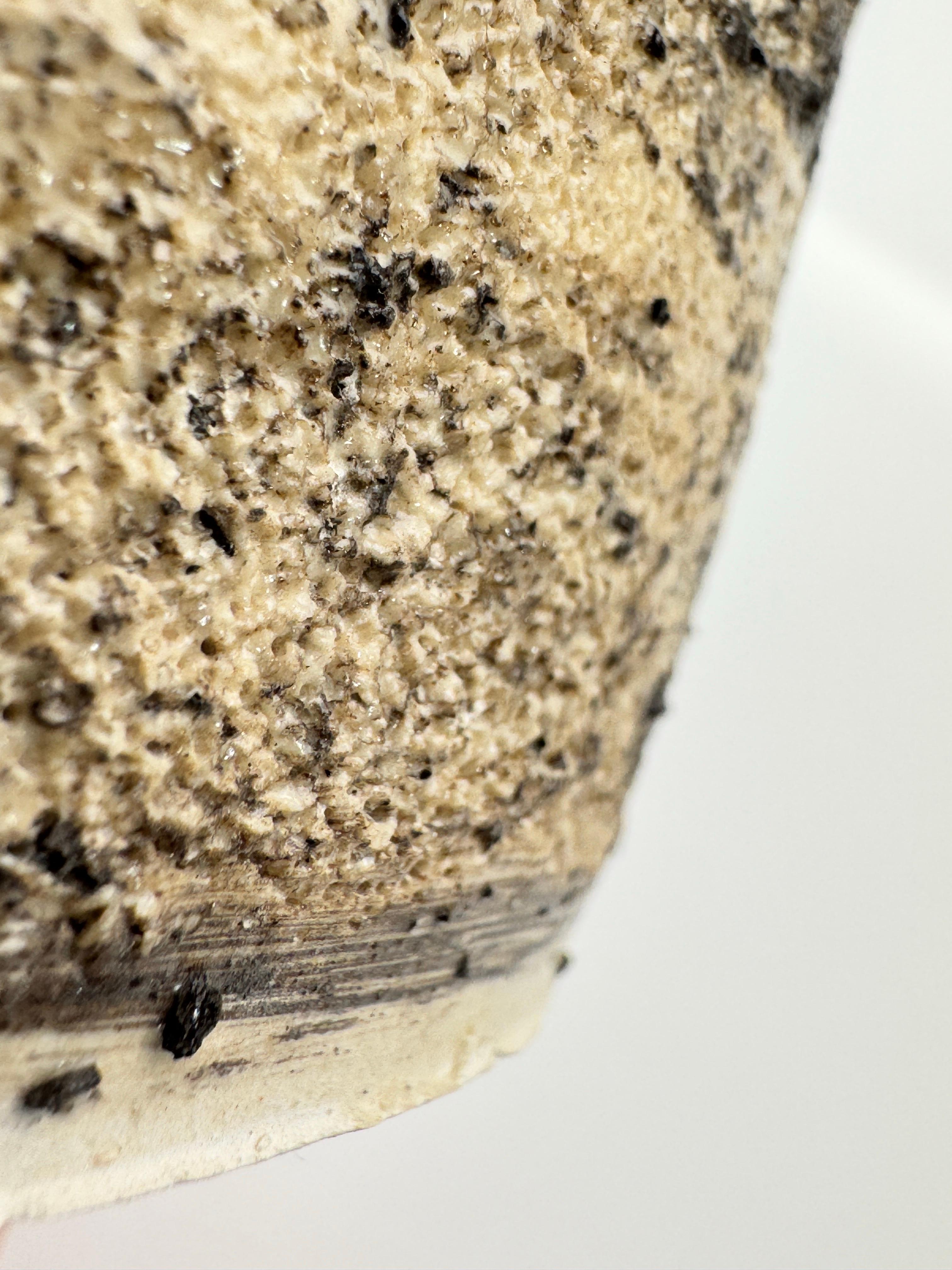 Fatto a mano Vaso in ceramica ecologica realizzato a mano  Texture vulcanica e finitura lucida in vendita