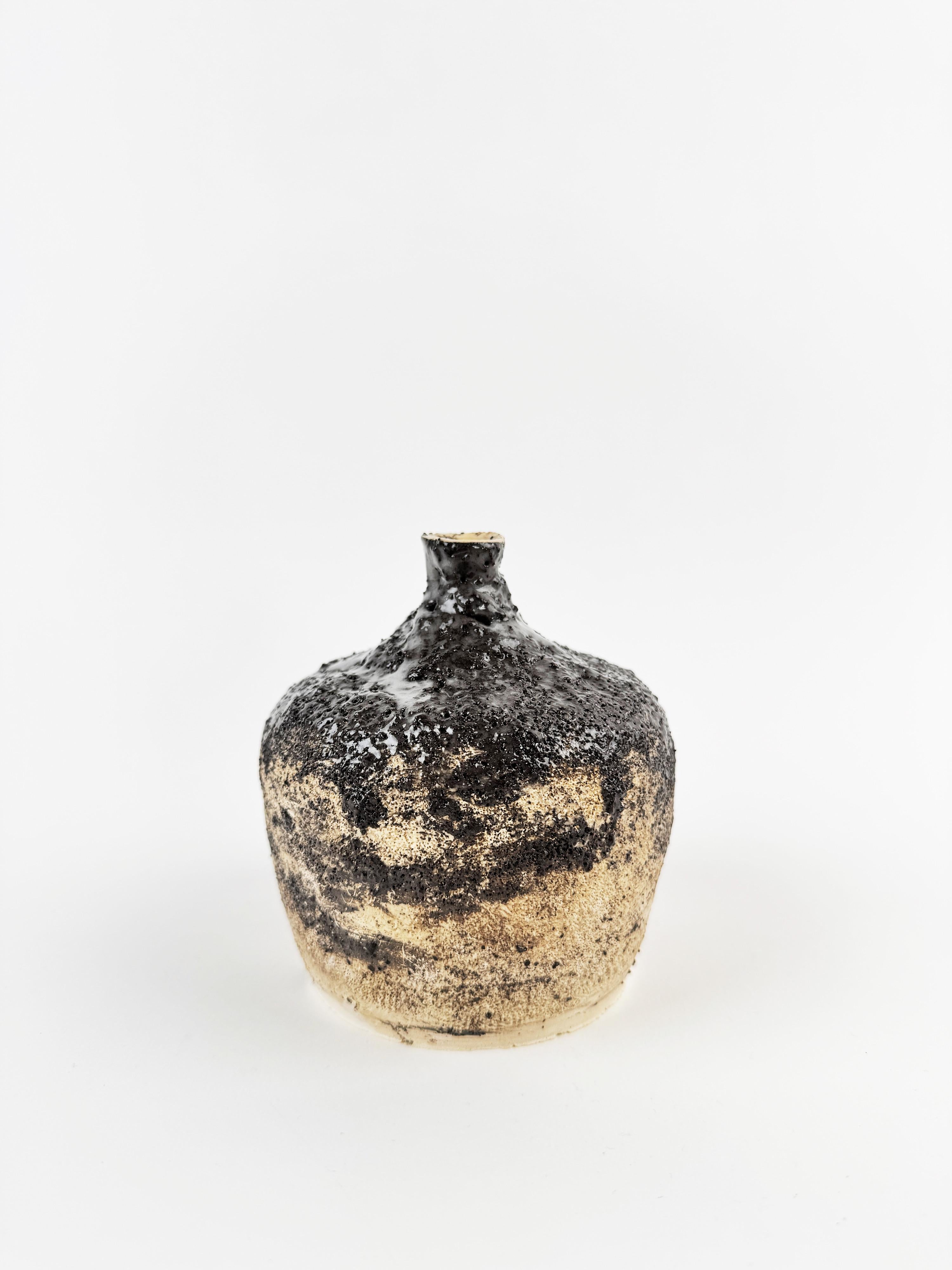 Vaso in ceramica ecologica realizzato a mano  Texture vulcanica e finitura lucida In condizioni Nuovo in vendita a Joniskio rajonas, LT
