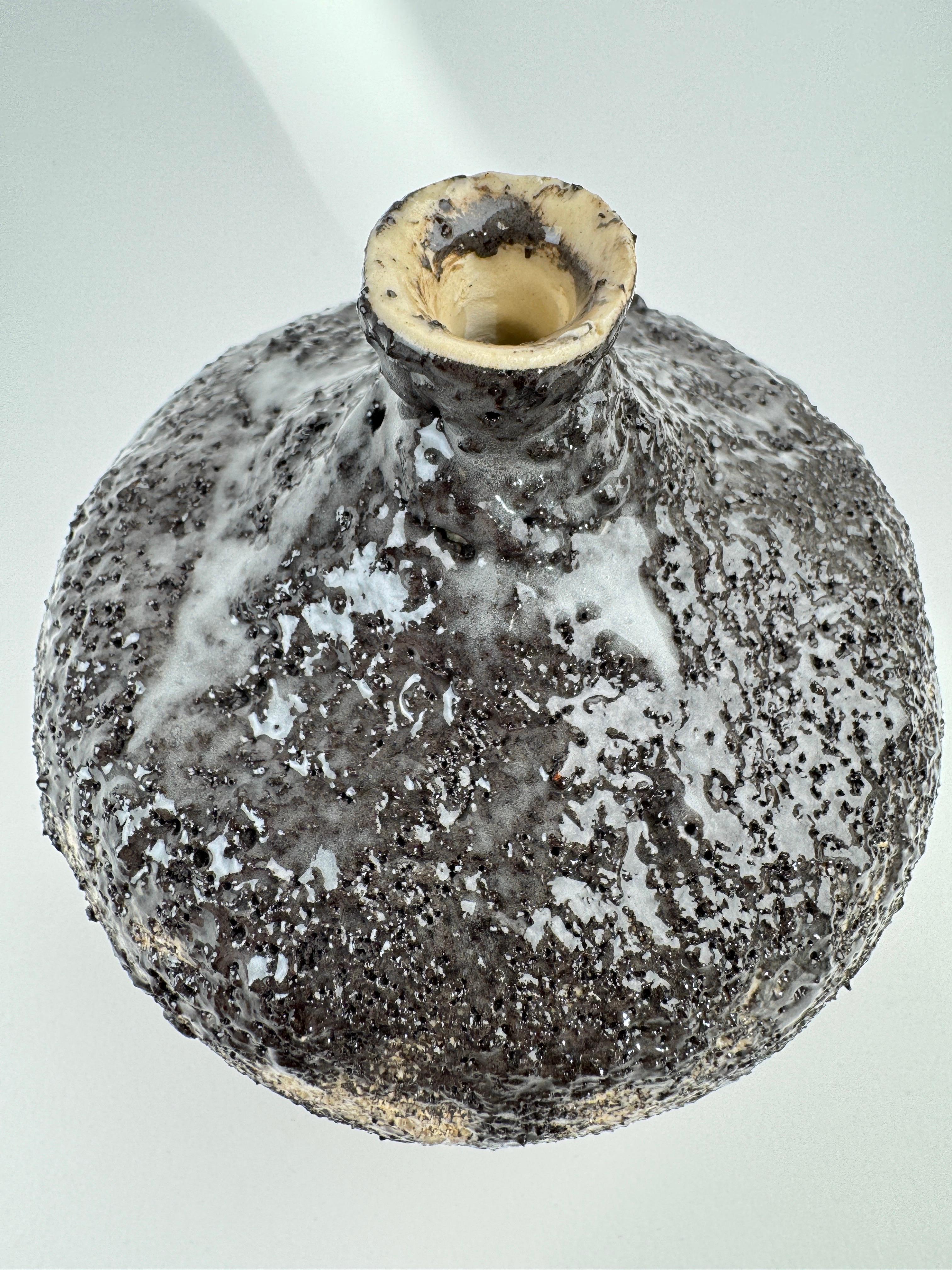 XXI secolo e contemporaneo Vaso in ceramica ecologica realizzato a mano  Texture vulcanica e finitura lucida in vendita