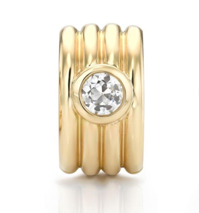 Etwa 0,35ctw G-H/VS alten europäischen Diamanten Lünette in handgefertigten 18K Gelbgold huggie Ohrringe gesetzt.
