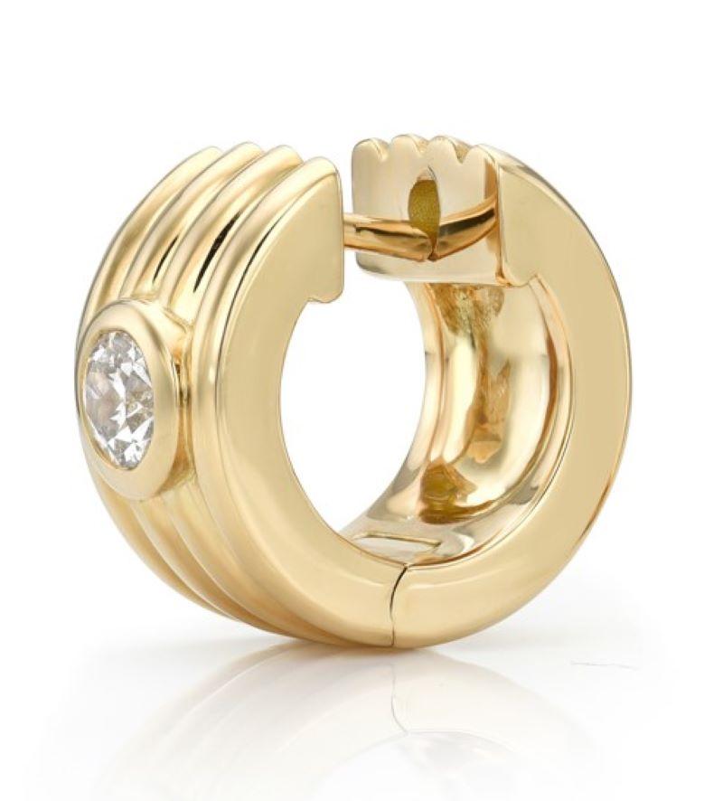 Handgefertigte Eleni Huggie-Ohrringe mit Diamanten im alteuropäischen Schliff von Single Stone (Alteuropäischer Schliff) im Angebot