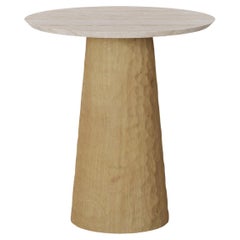 Table d'appoint Elke en chêne sculpté avec plateau en travertin par Nolita Harbour