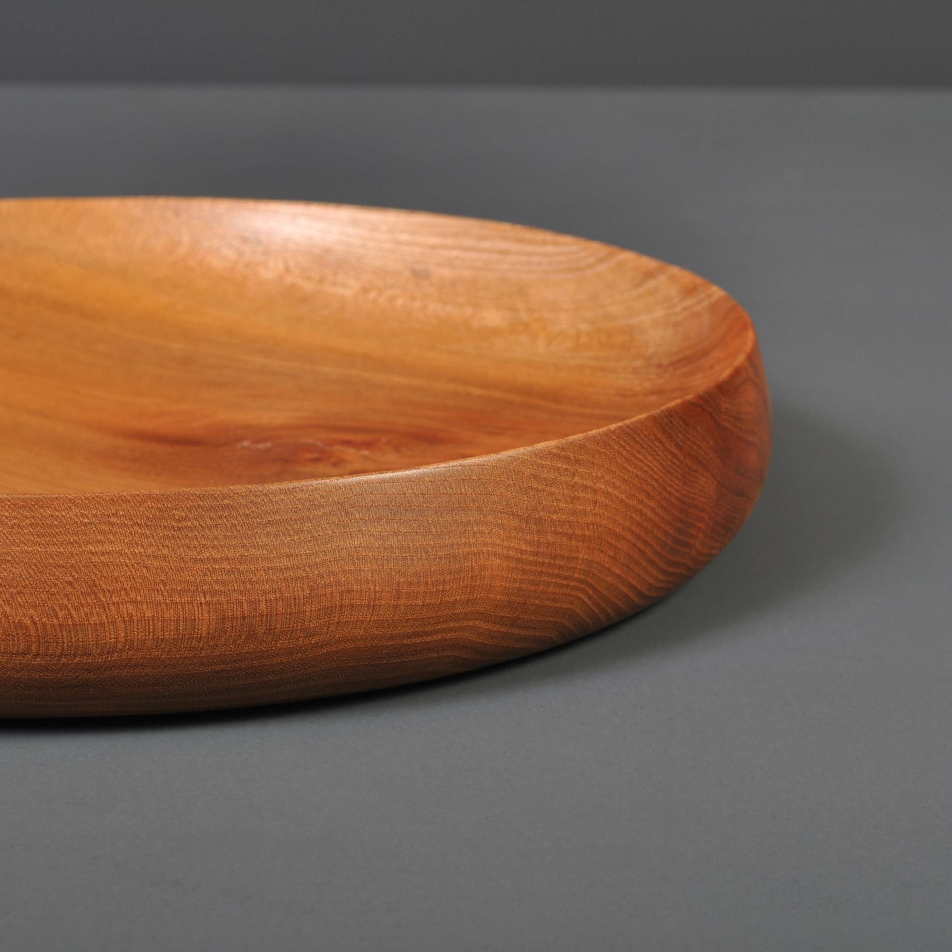Handcrafted Elm Platter Bowl In New Condition For Sale In London, GB