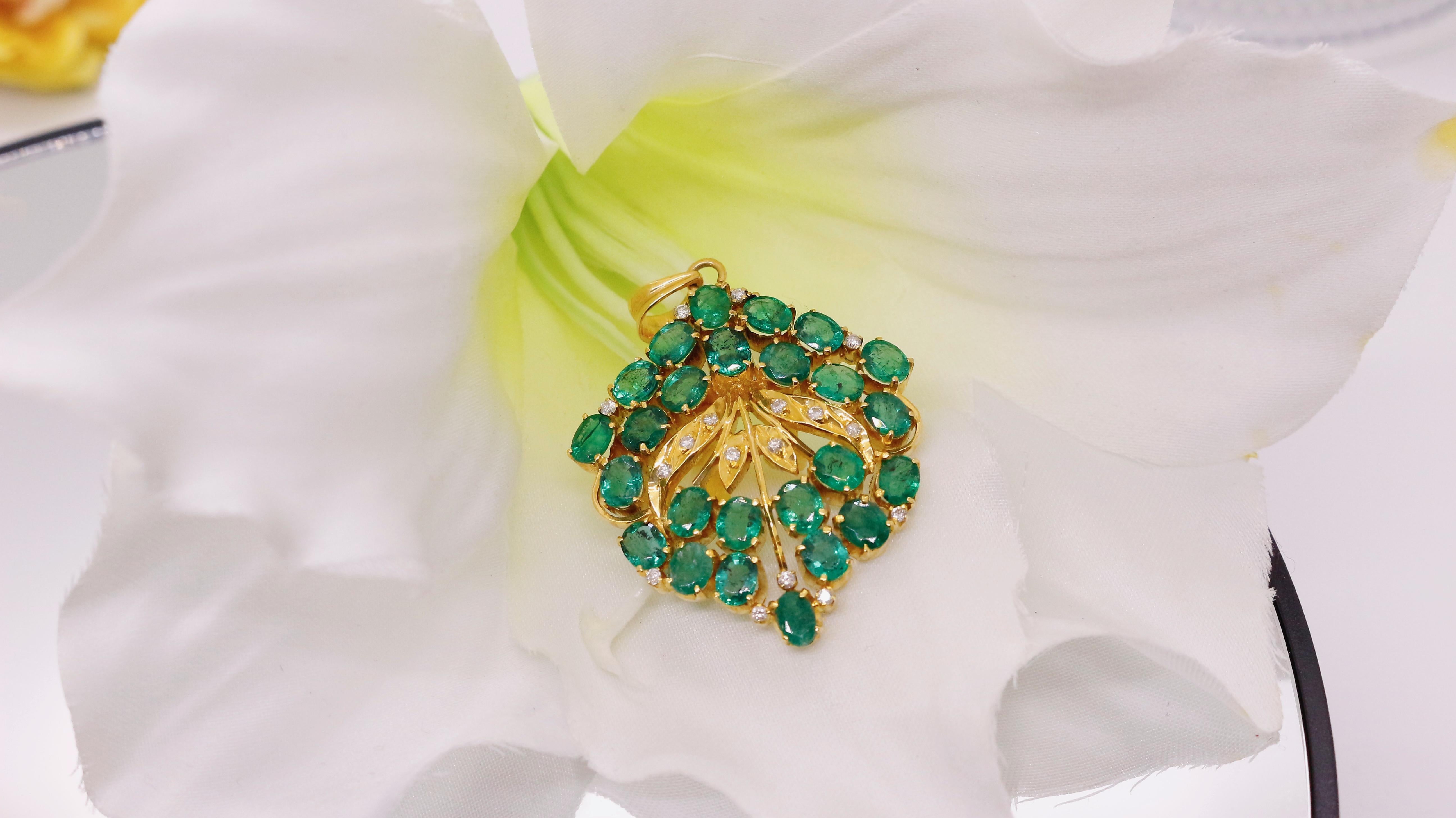 Handcrafted Emerald Bouquet Pendant in 18 Karat Gold In New Condition For Sale In Fukuoka City, Fukuoka